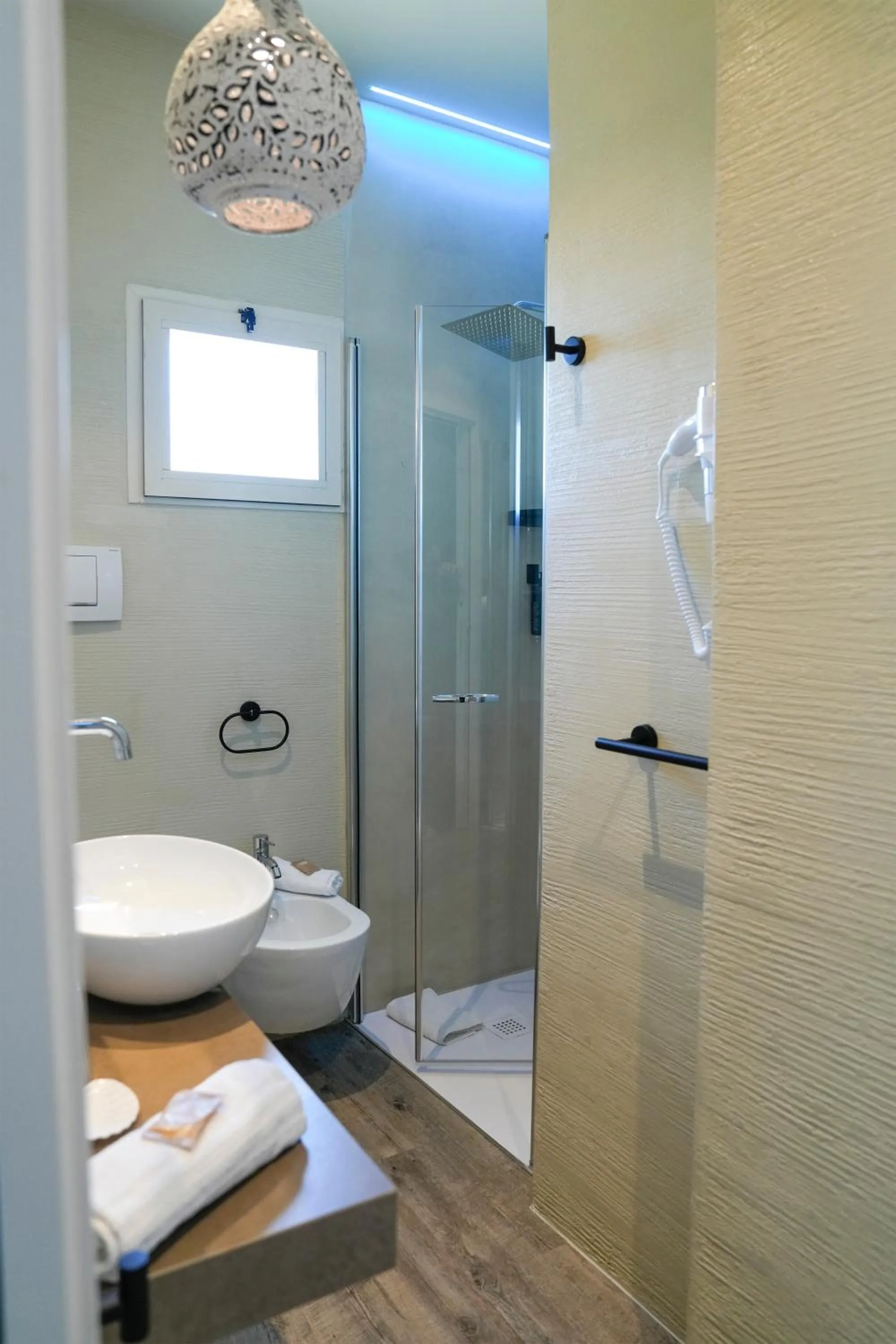 Shower in Hotel Thea