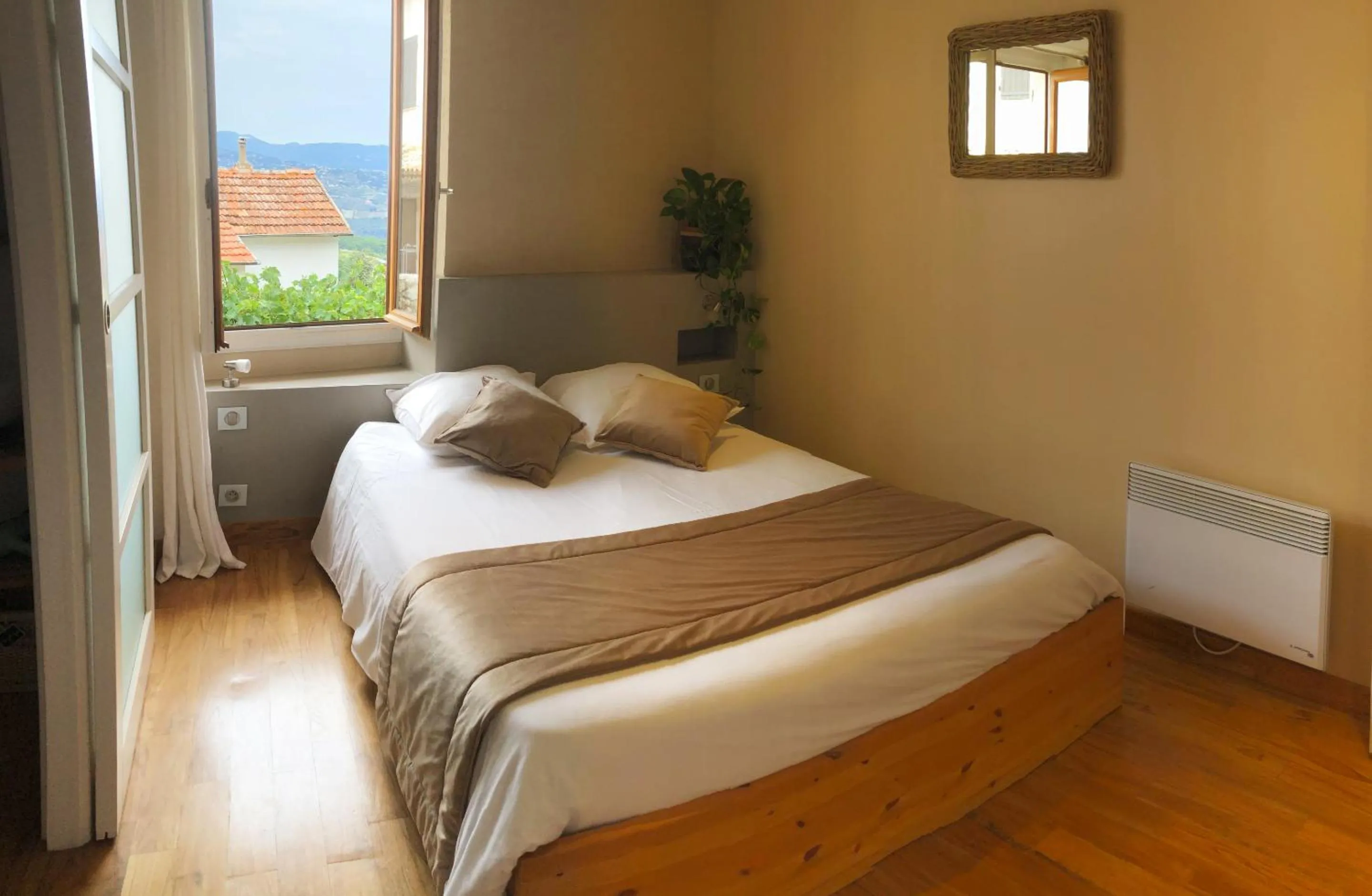 Bedroom, Bed in The frogs' house - Yoga Retreat