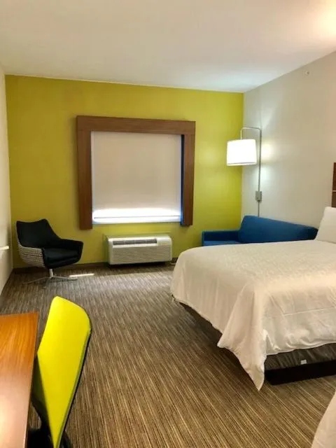 Bed in Holiday Inn Express & Suites Longview South I-20 by IHG