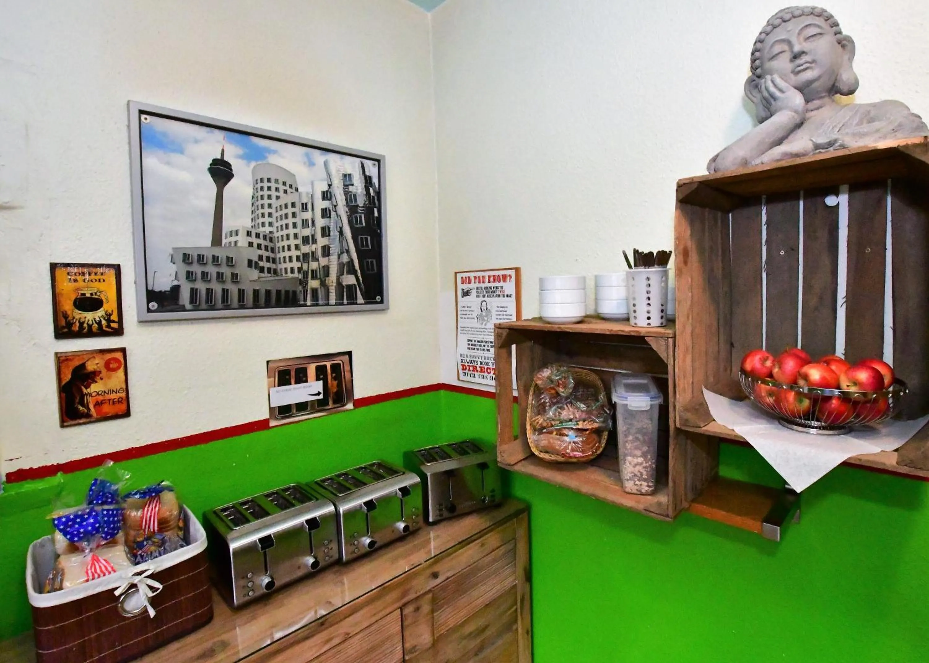 Continental breakfast in Backpackers Düsseldorf - SELF CHECK-IN