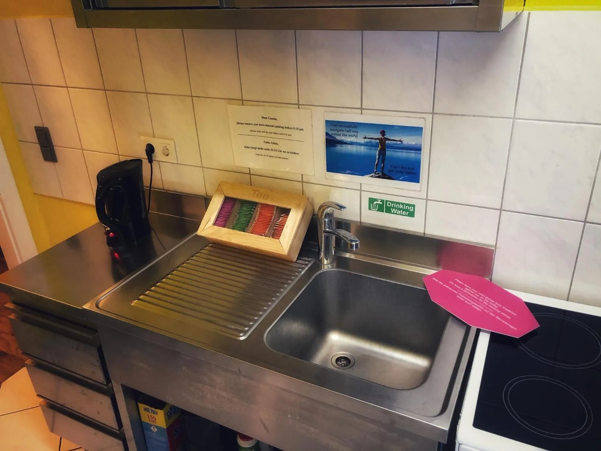 Kitchen or kitchenette in Backpackers Düsseldorf - SELF CHECK-IN