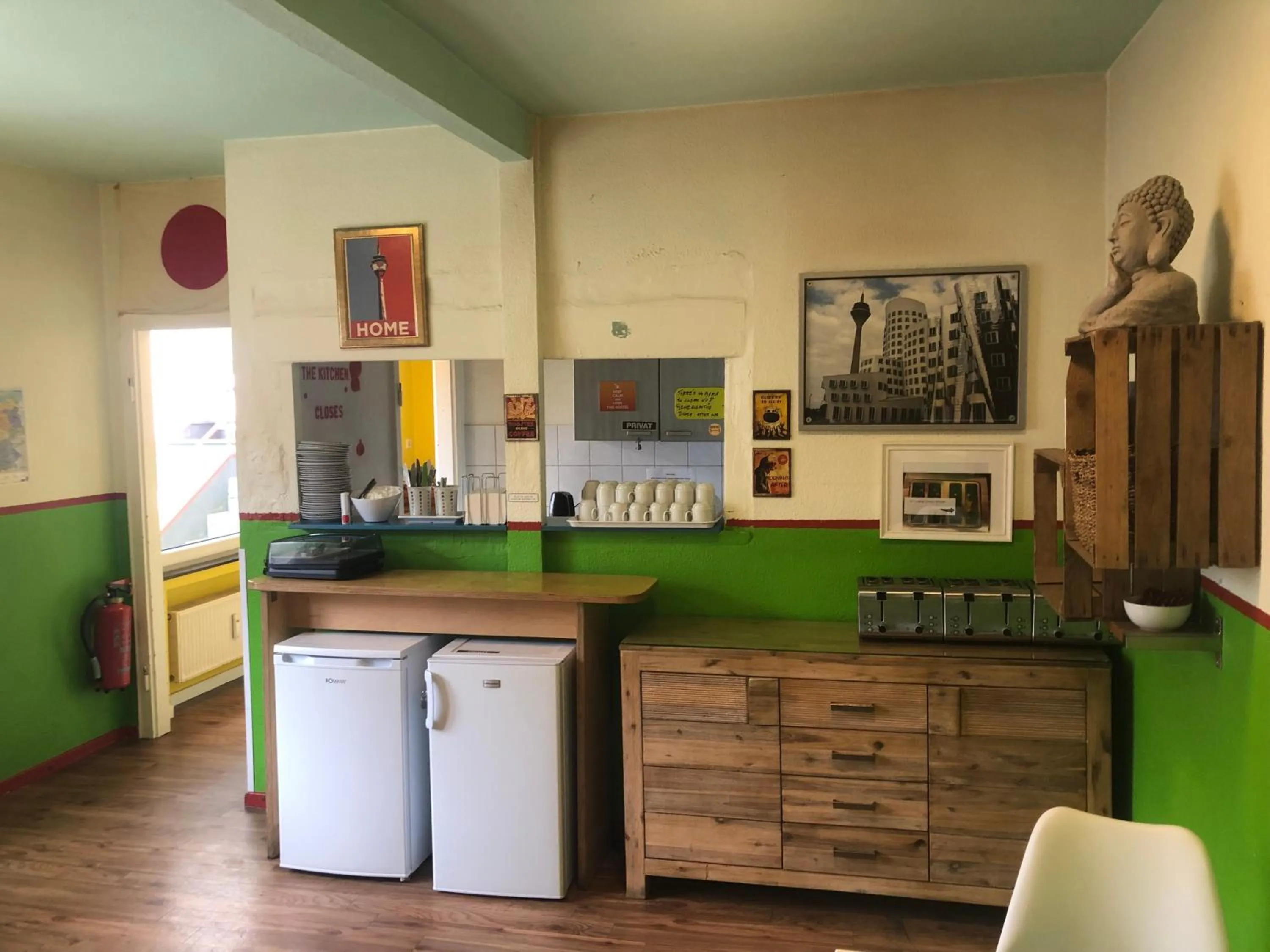 Dining area in Backpackers Düsseldorf - SELF CHECK-IN