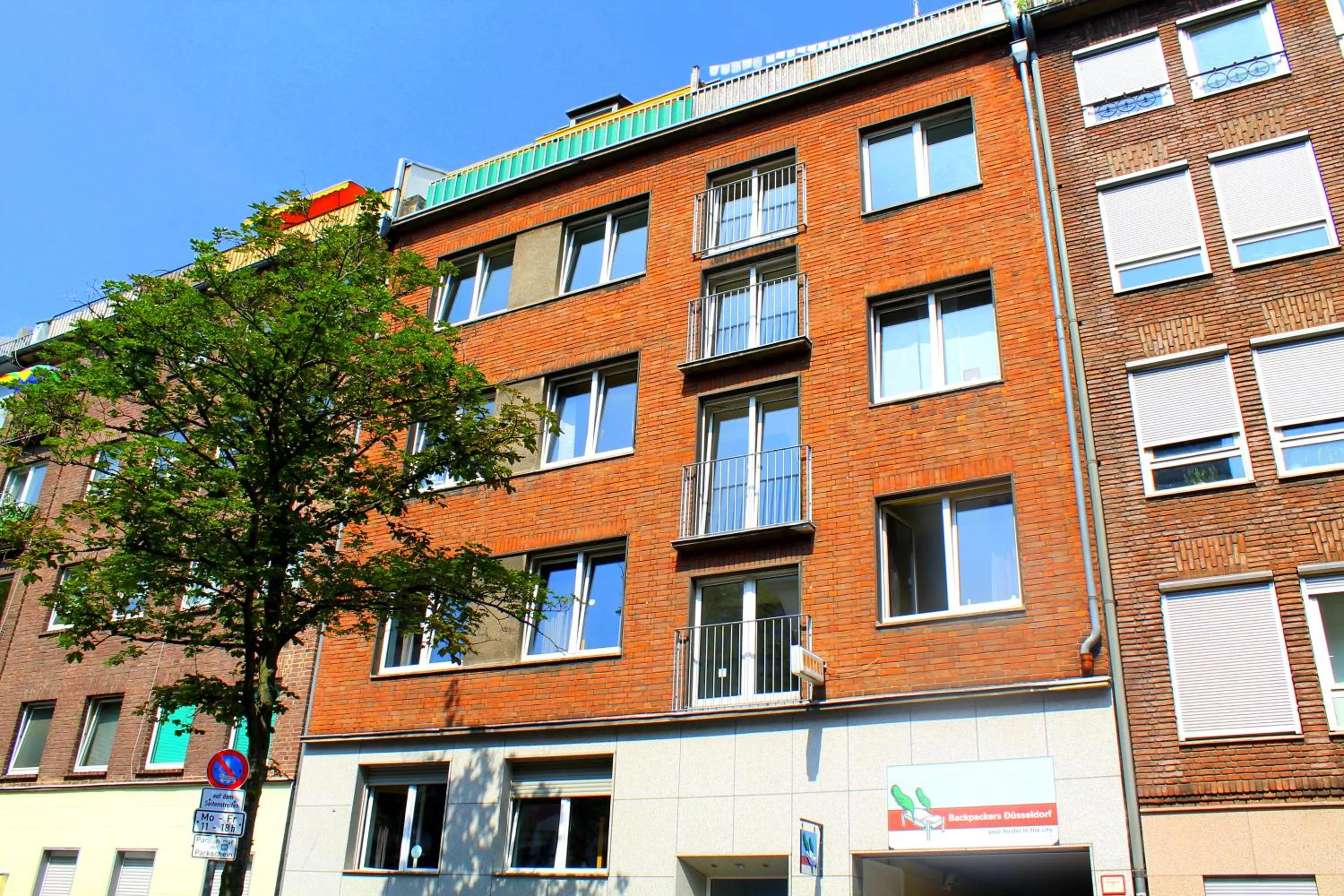 Property building in Backpackers Düsseldorf - SELF CHECK-IN
