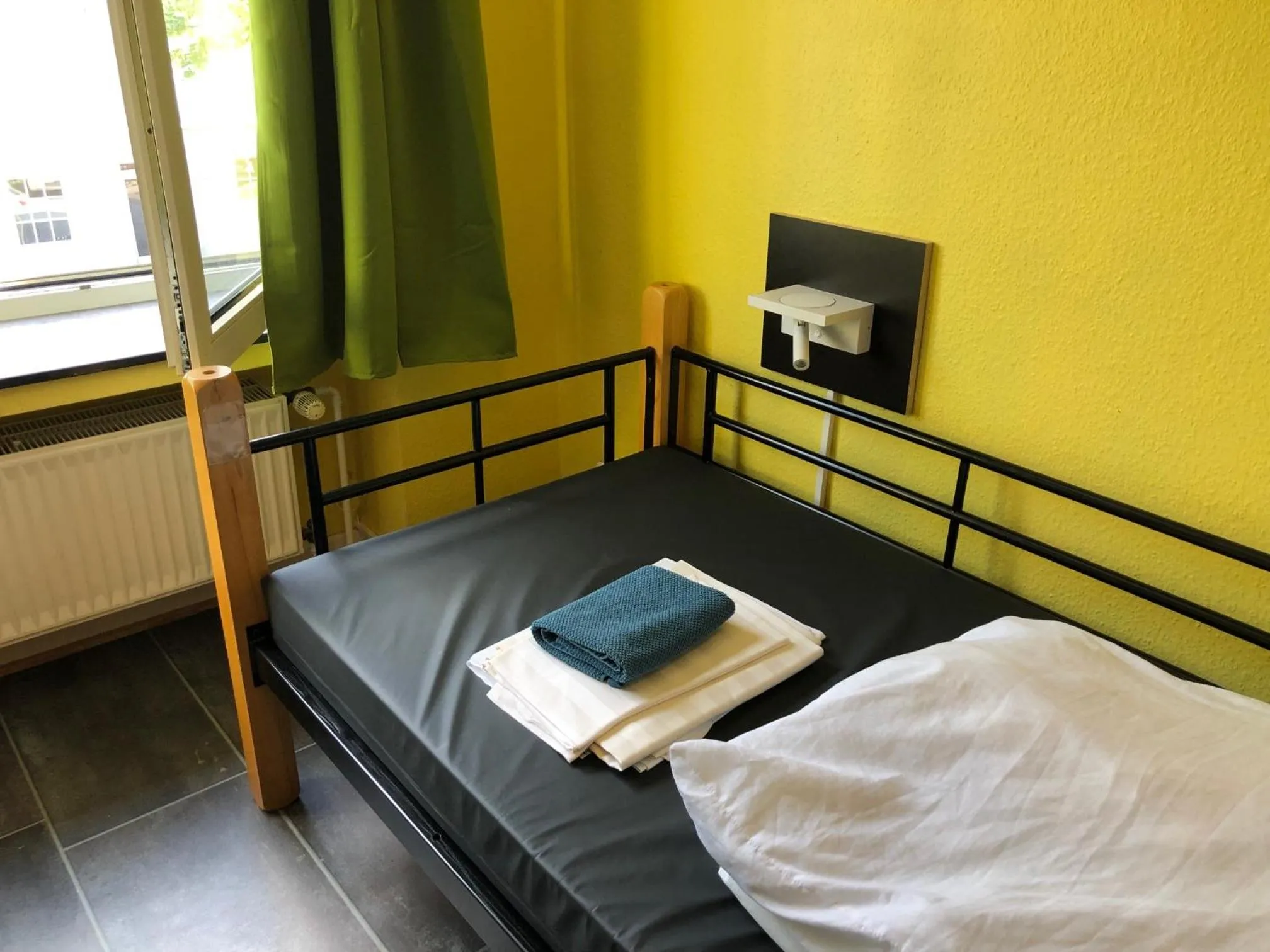 Bedroom, Bed in Backpackers Düsseldorf - SELF CHECK-IN