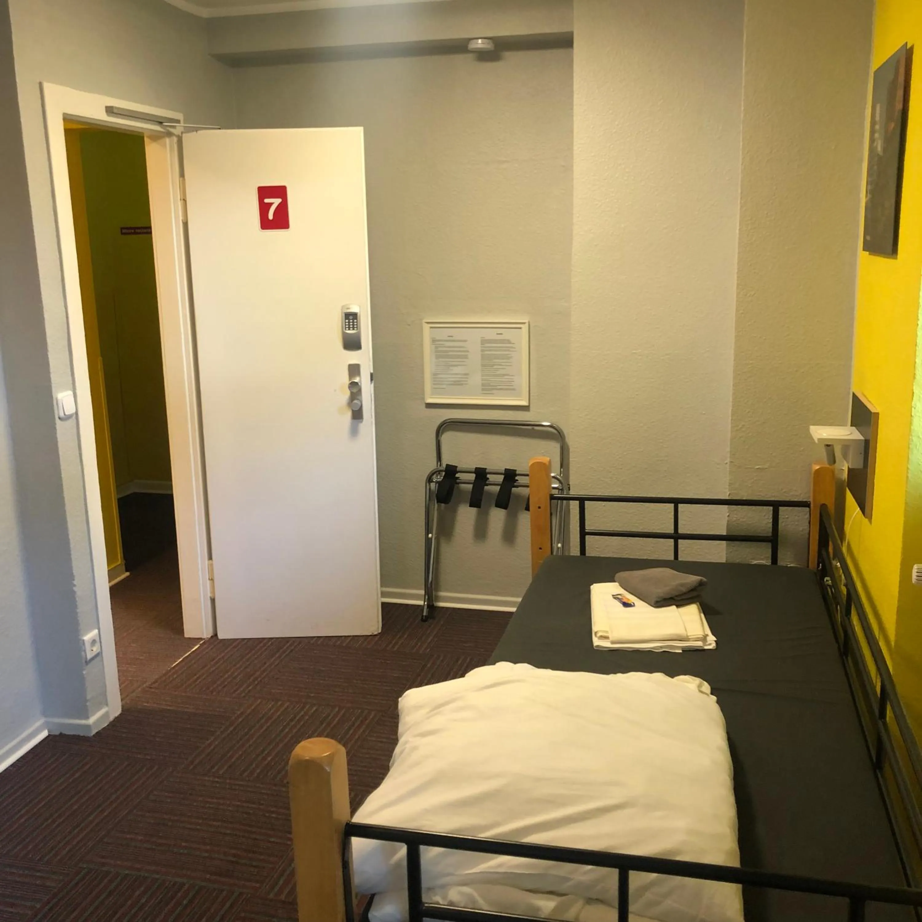 Photo of the whole room, Bed in Backpackers Düsseldorf - SELF CHECK-IN