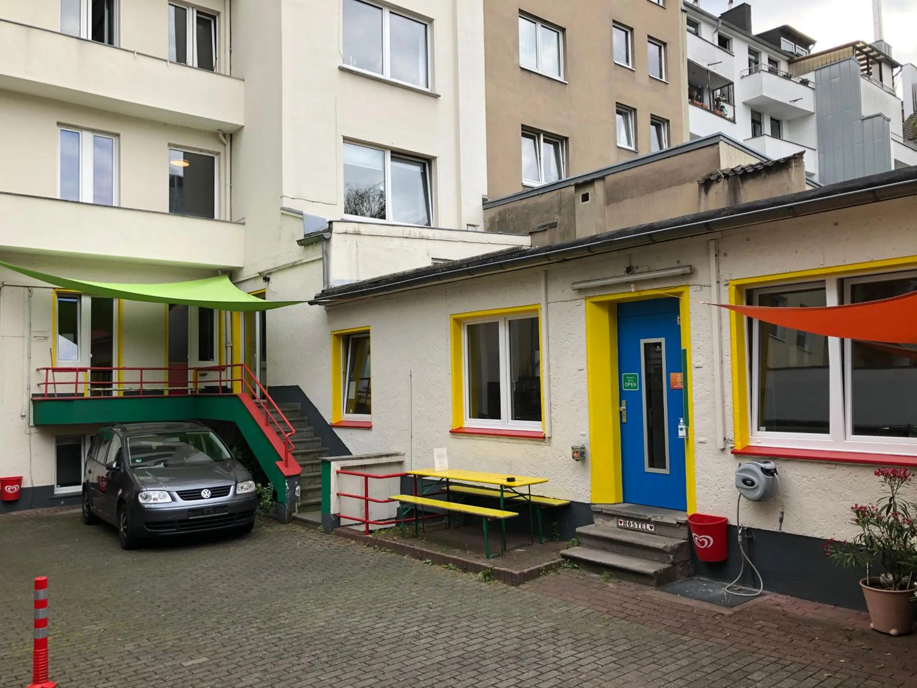 Property building in Backpackers Düsseldorf - SELF CHECK-IN