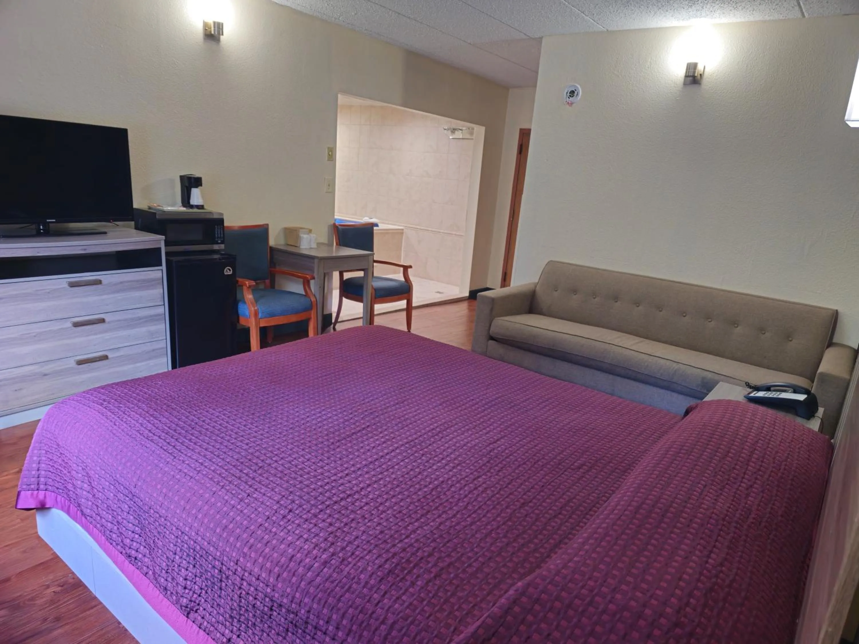 Photo of the whole room, Bed in La Mirage