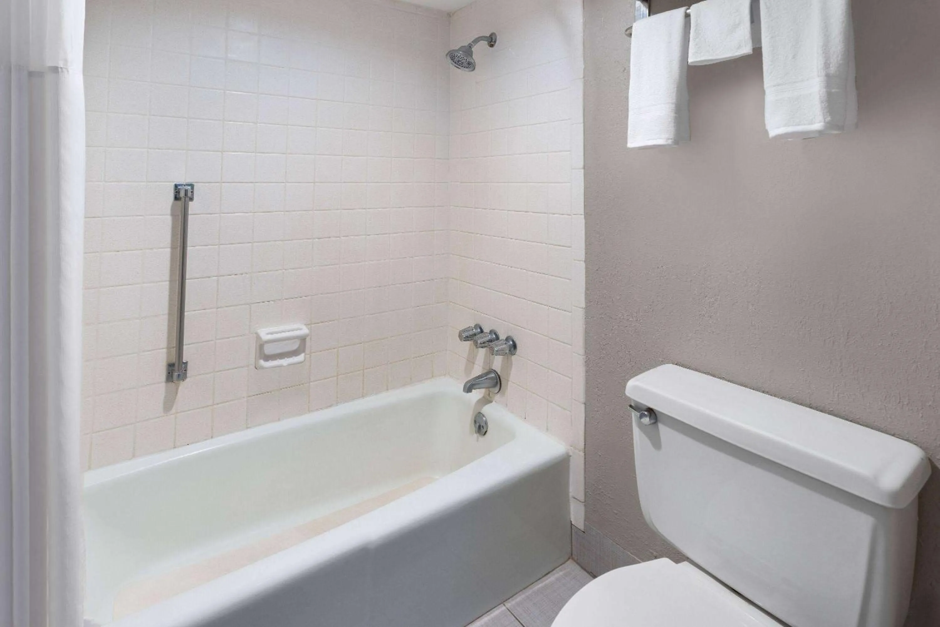 TV and multimedia in Days Inn by Wyndham Forsyth