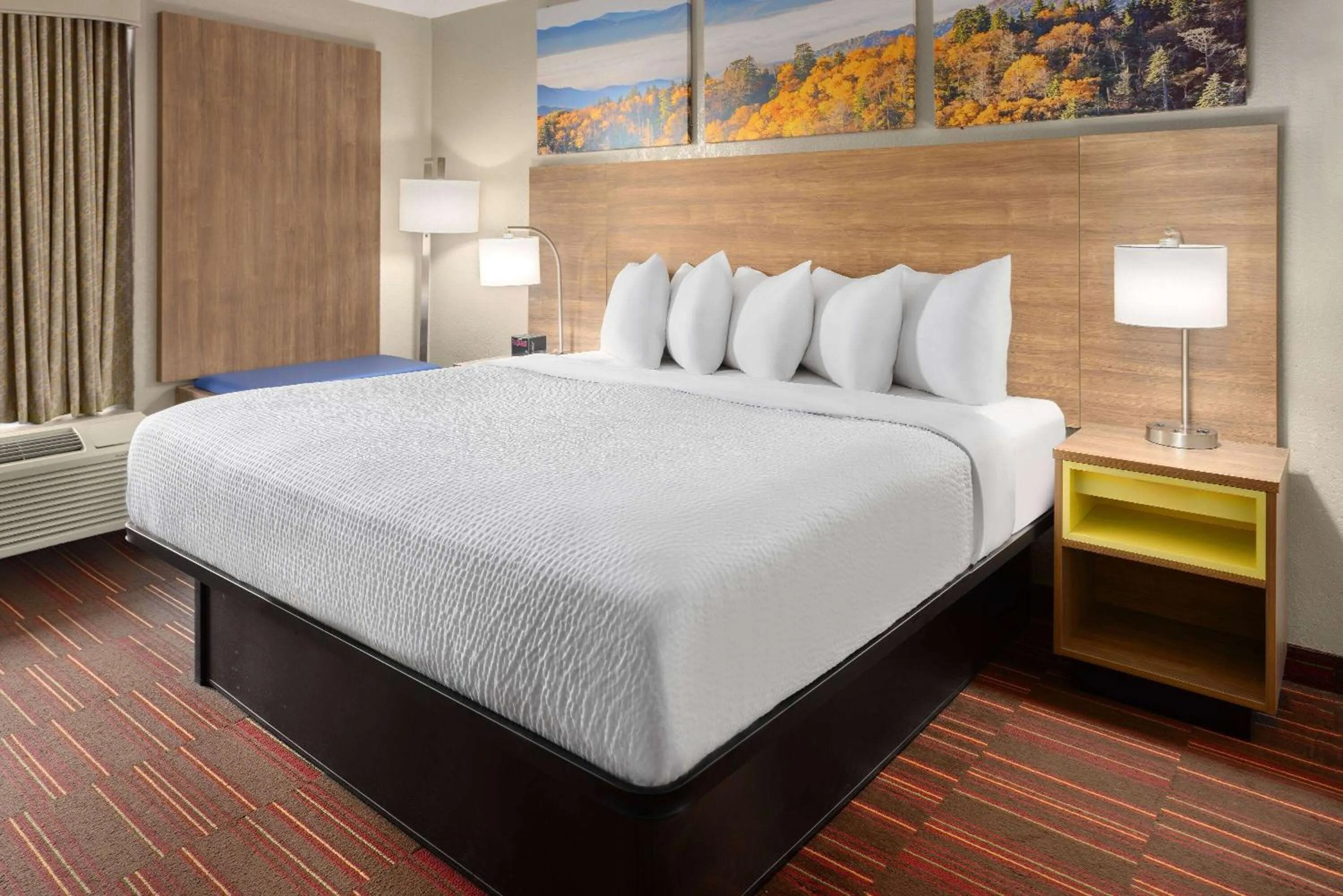 Photo of the whole room, Bed in Days Inn by Wyndham Forsyth