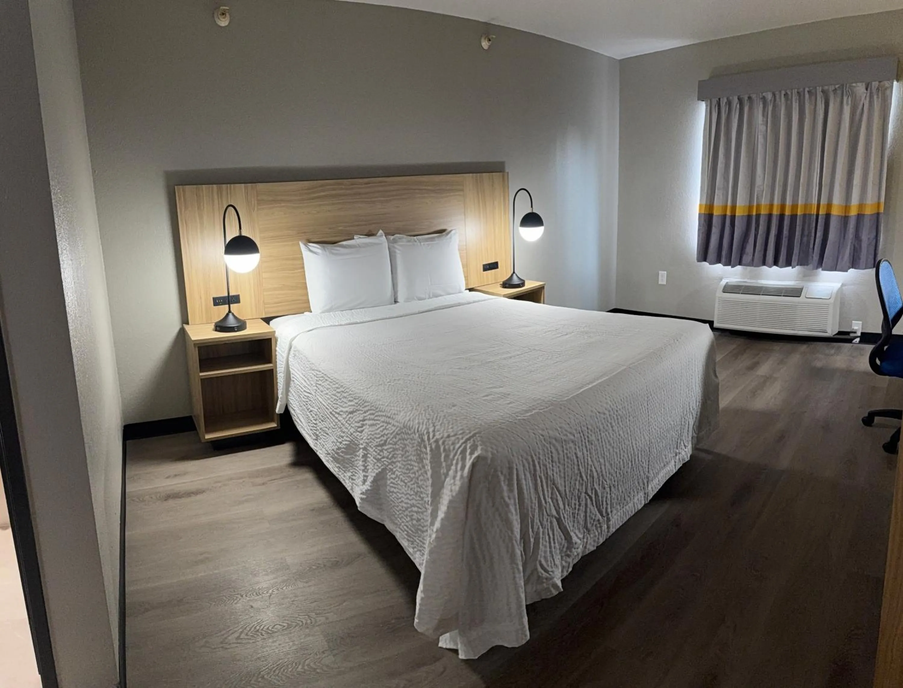 Photo of the whole room, Bed in Super 8 by Wyndham Richfield Cleveland