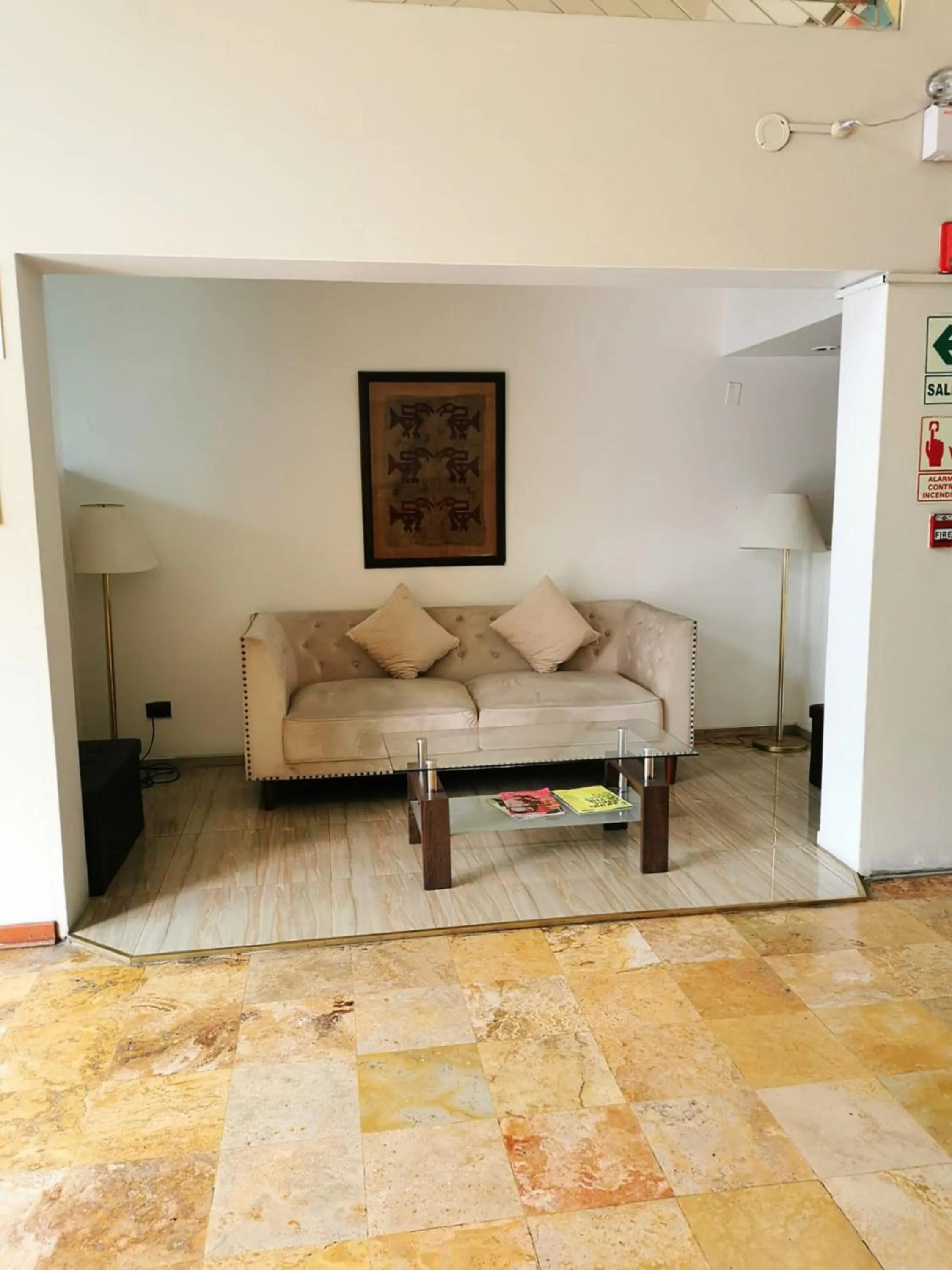 Living room in Epiqus Hotel