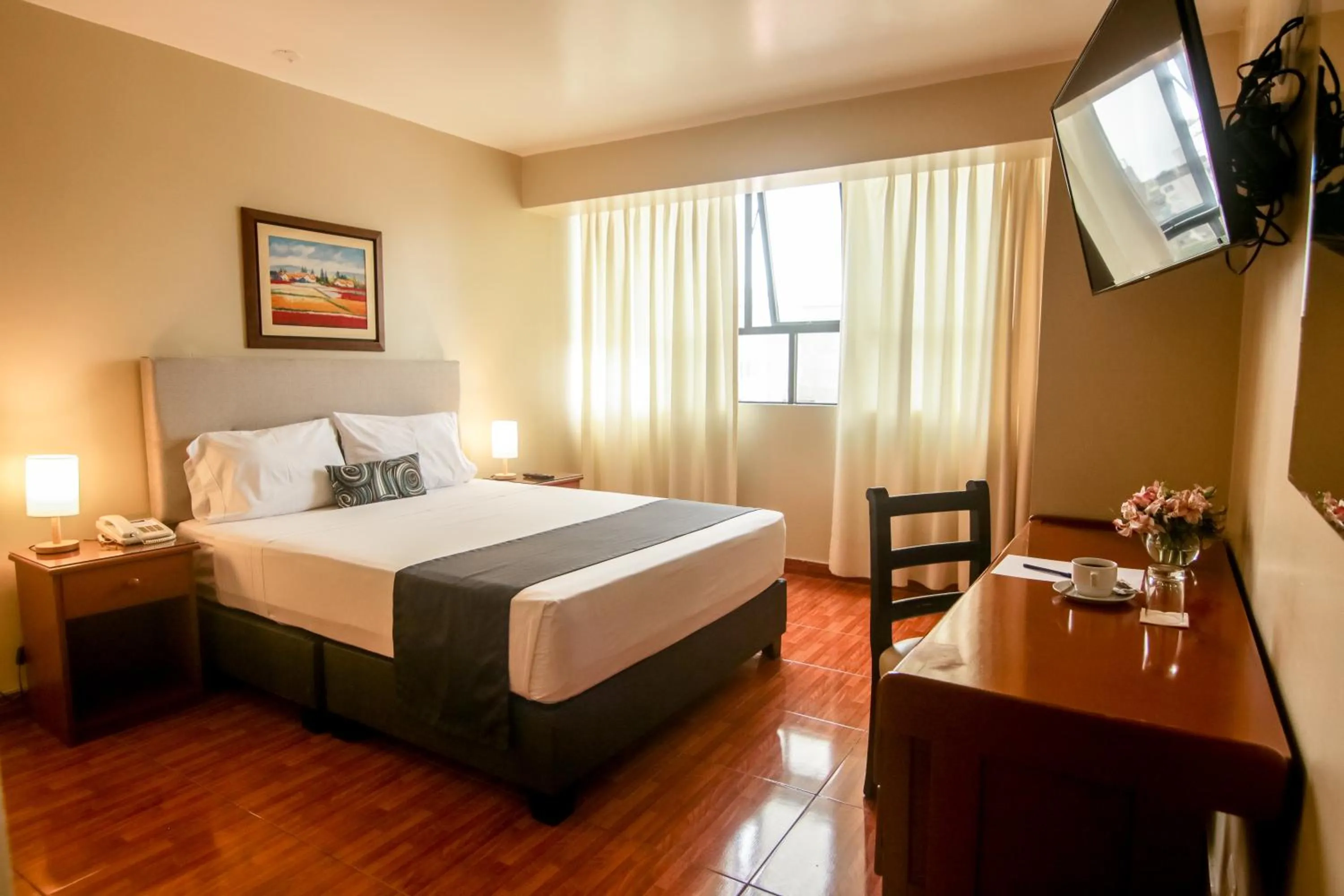 Communal lounge/ TV room, Bed in Epiqus Hotel