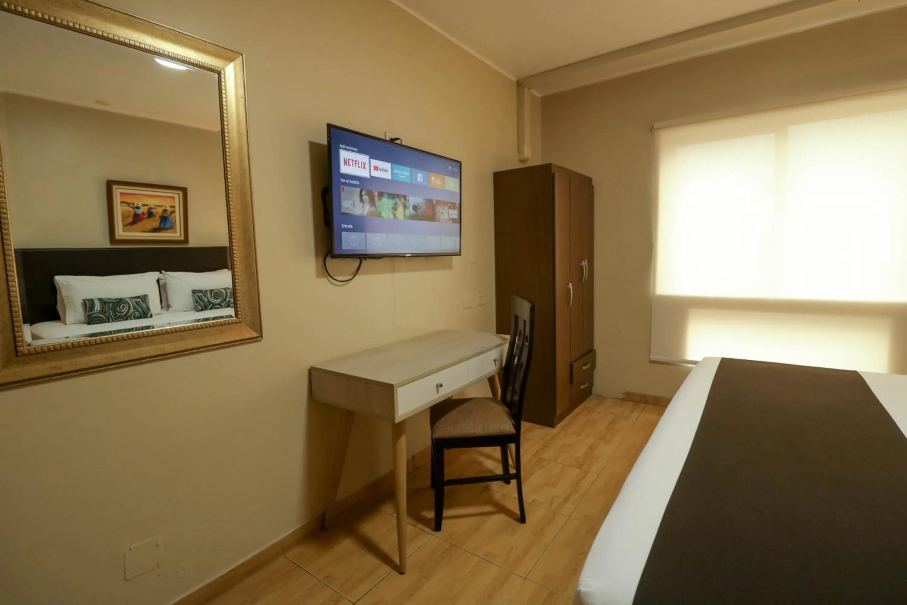 Communal lounge/ TV room, Bed in Epiqus Hotel