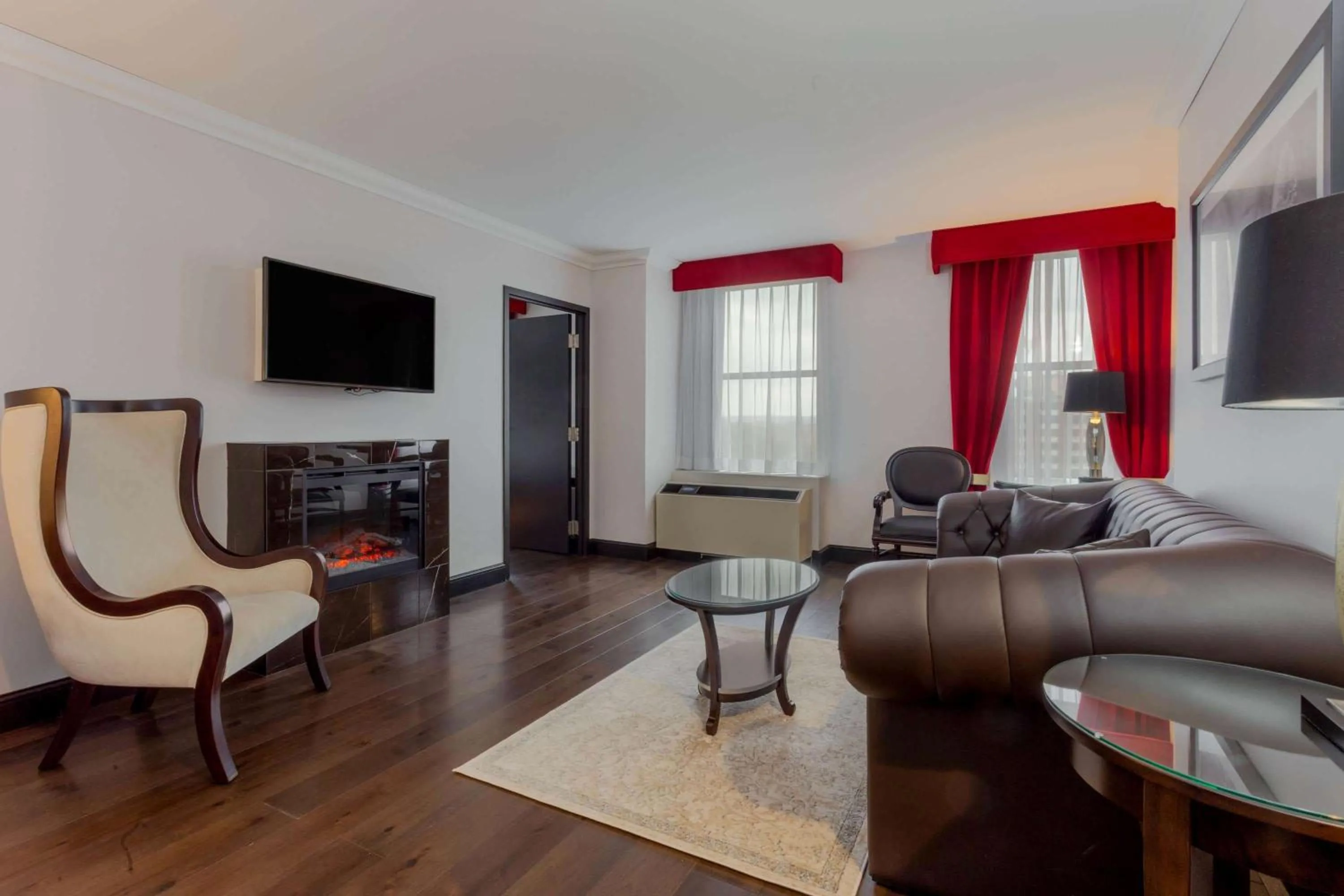 Photo of the whole room in Hotel Retlaw, Trademark Collection by Wyndham