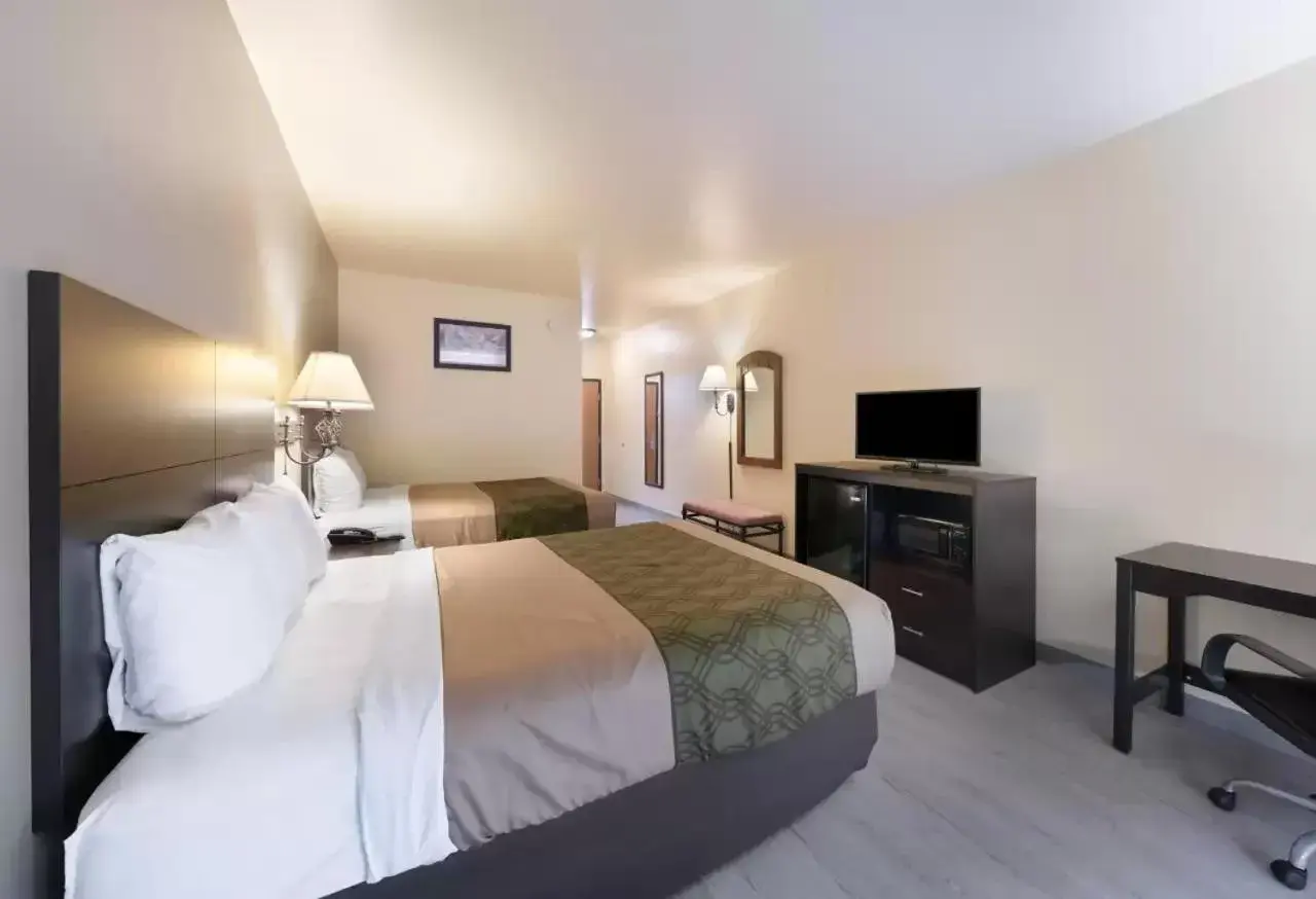 Queen Room with Two Queen Beds - Non-Smoking in Econo Lodge Inn & Suites Bridgeport Queen Room with Two Queen Beds - Non-Smoking in Econo Lodge Inn & Suites Bridgeport