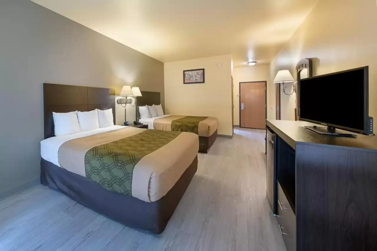 Bed in Econo Lodge Inn & Suites Bridgeport