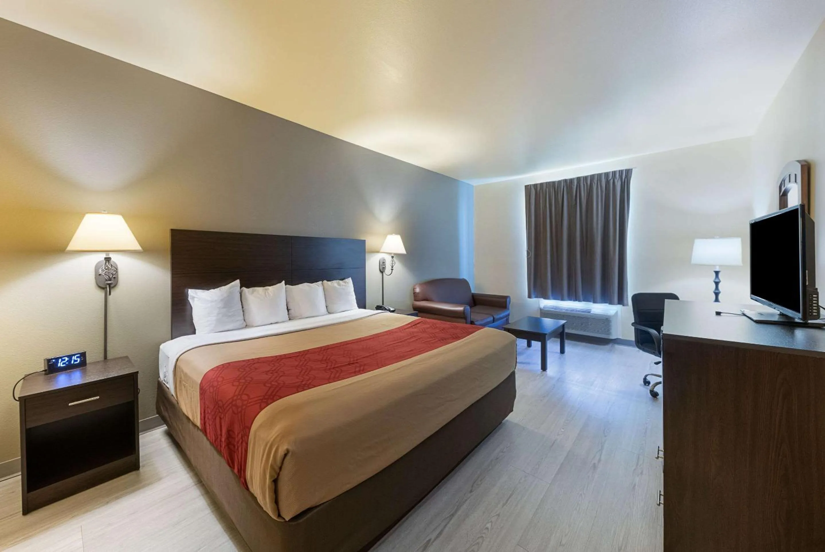 Photo of the whole room, Bed in Econo Lodge Inn & Suites Bridgeport