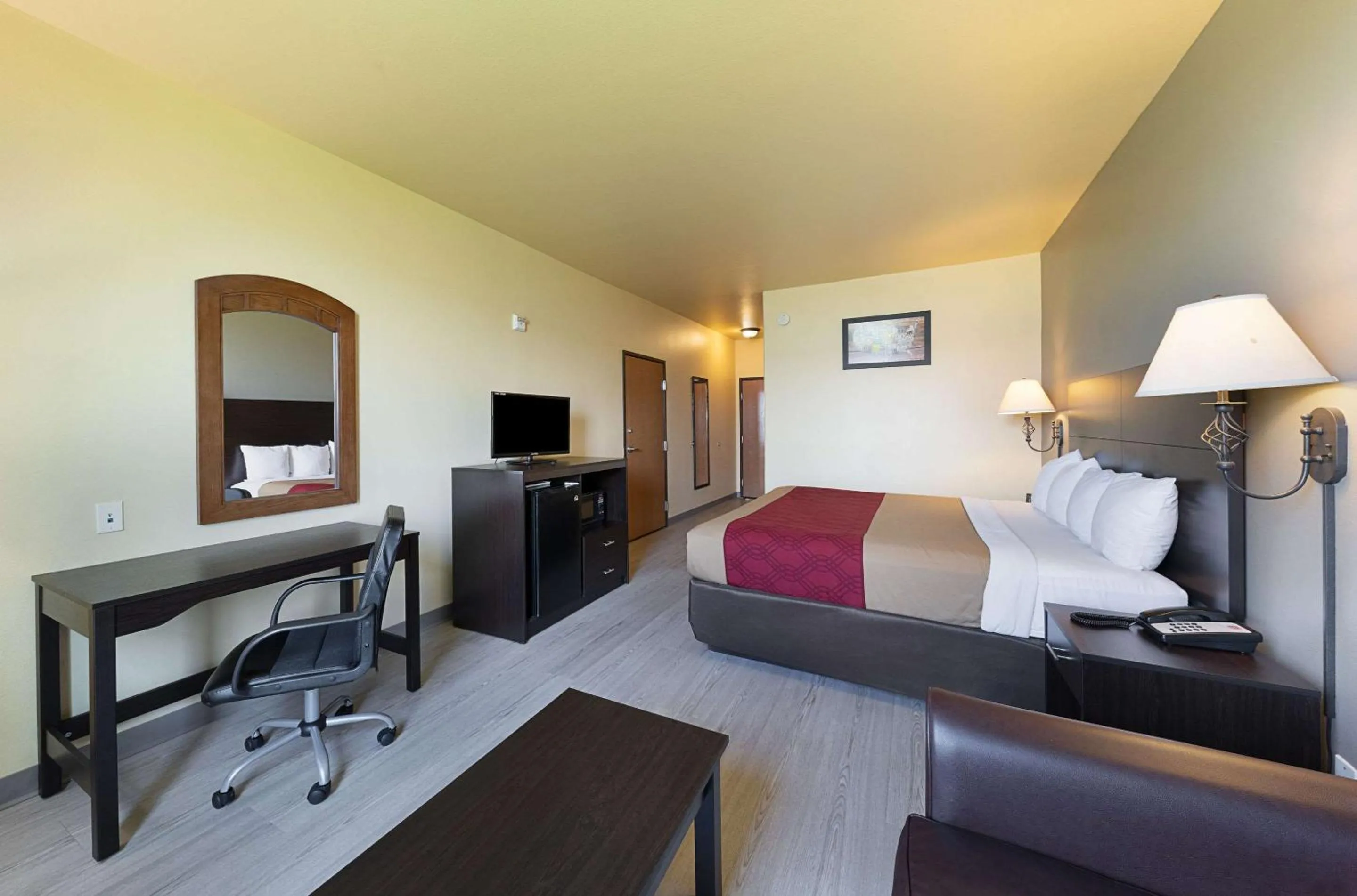 Photo of the whole room, Bed in Econo Lodge Inn & Suites Bridgeport