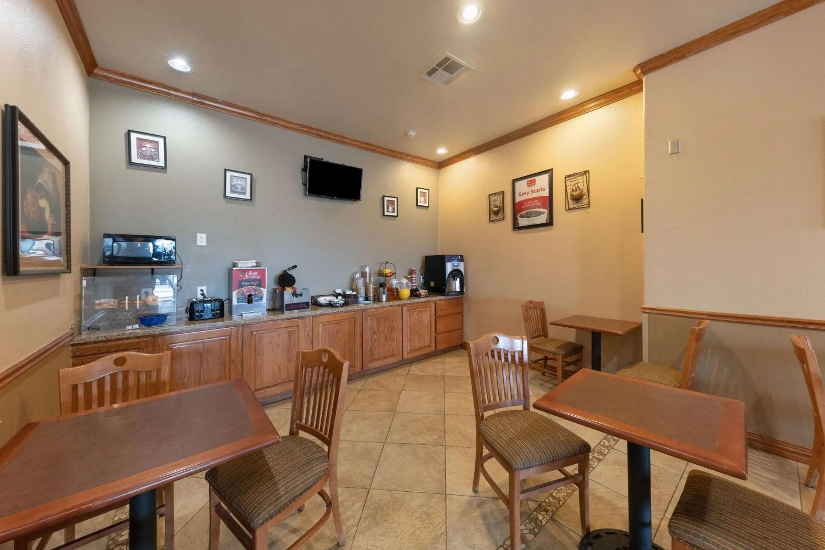 Restaurant/places to eat in Econo Lodge Inn & Suites Bridgeport
