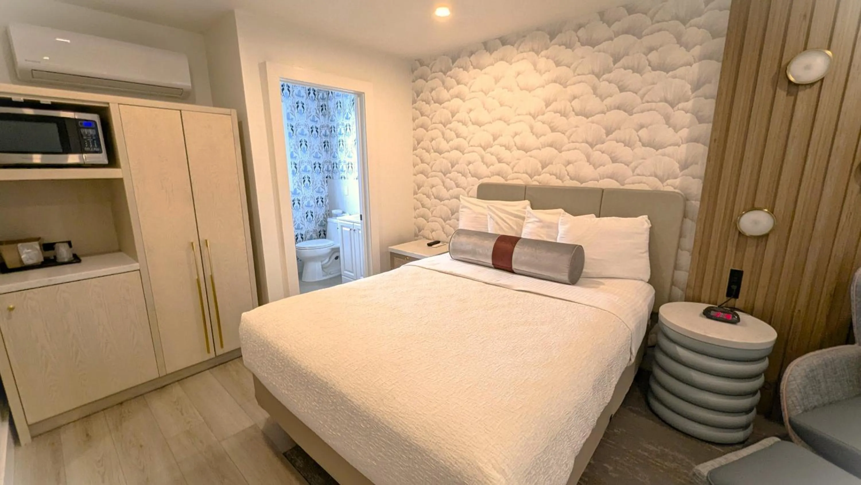 Queen Room in Seaway Inn