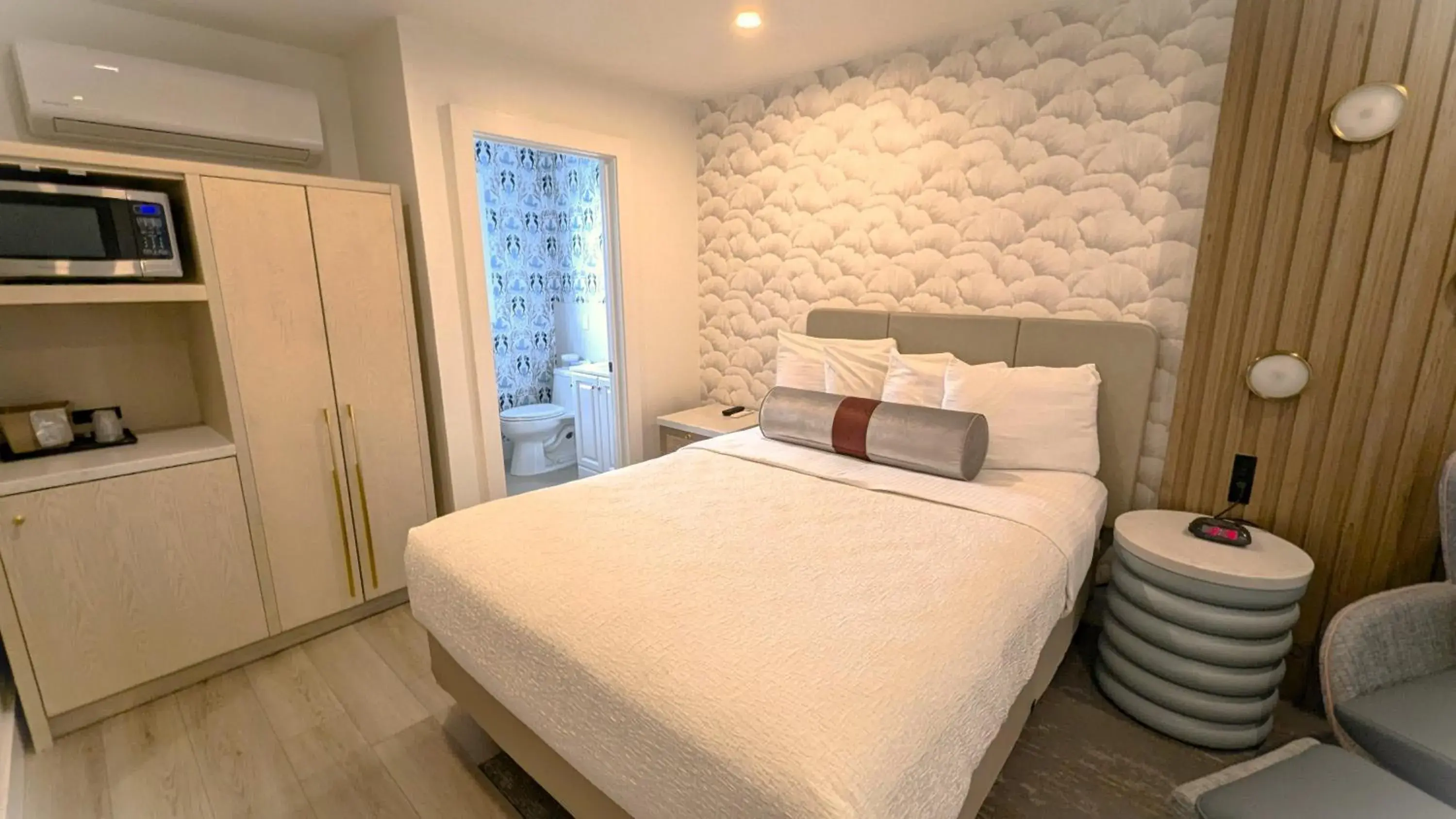 Queen Room in Seaway Inn Queen Room in Seaway Inn