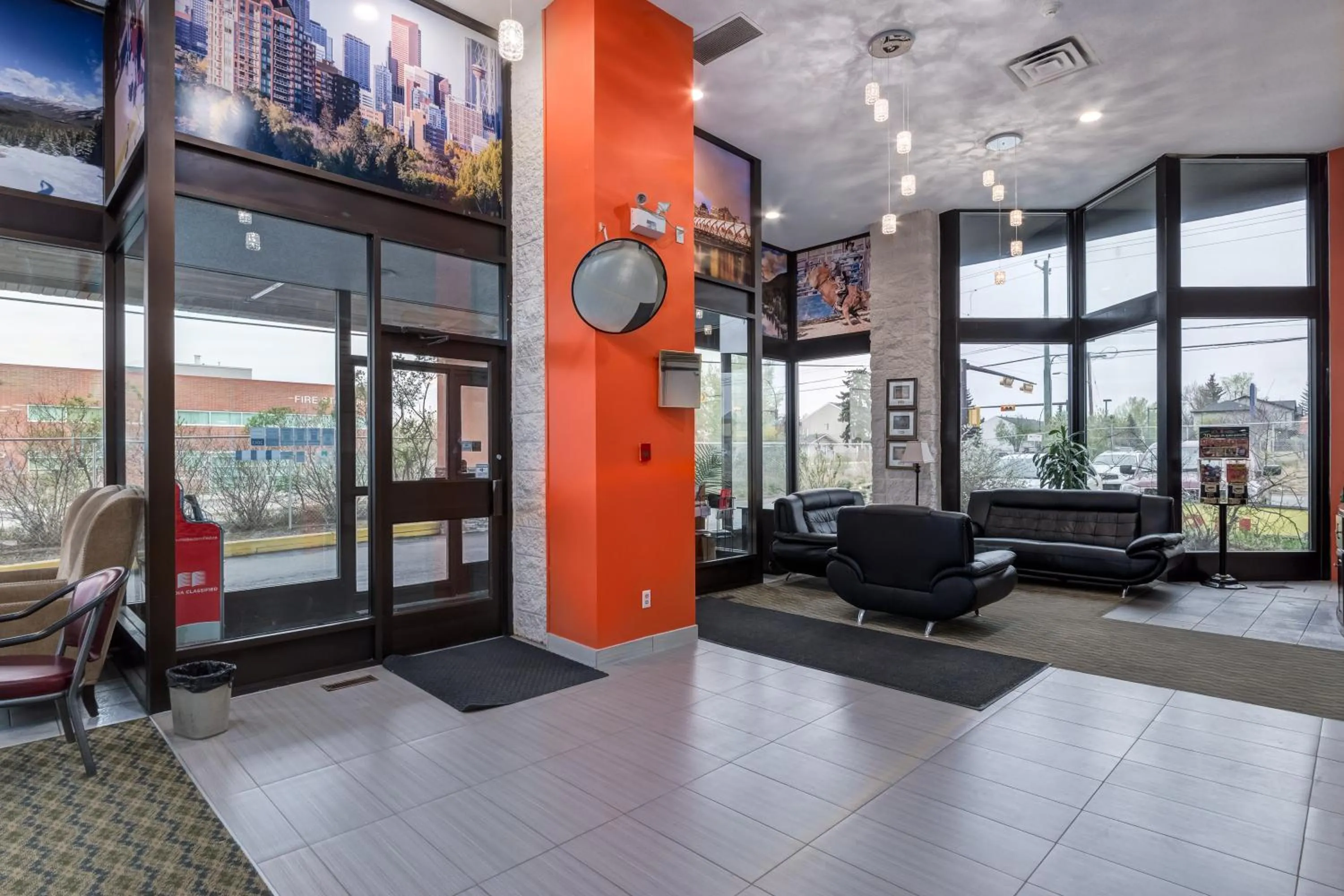 Communal lounge/ TV room in Airport Traveller's Inn