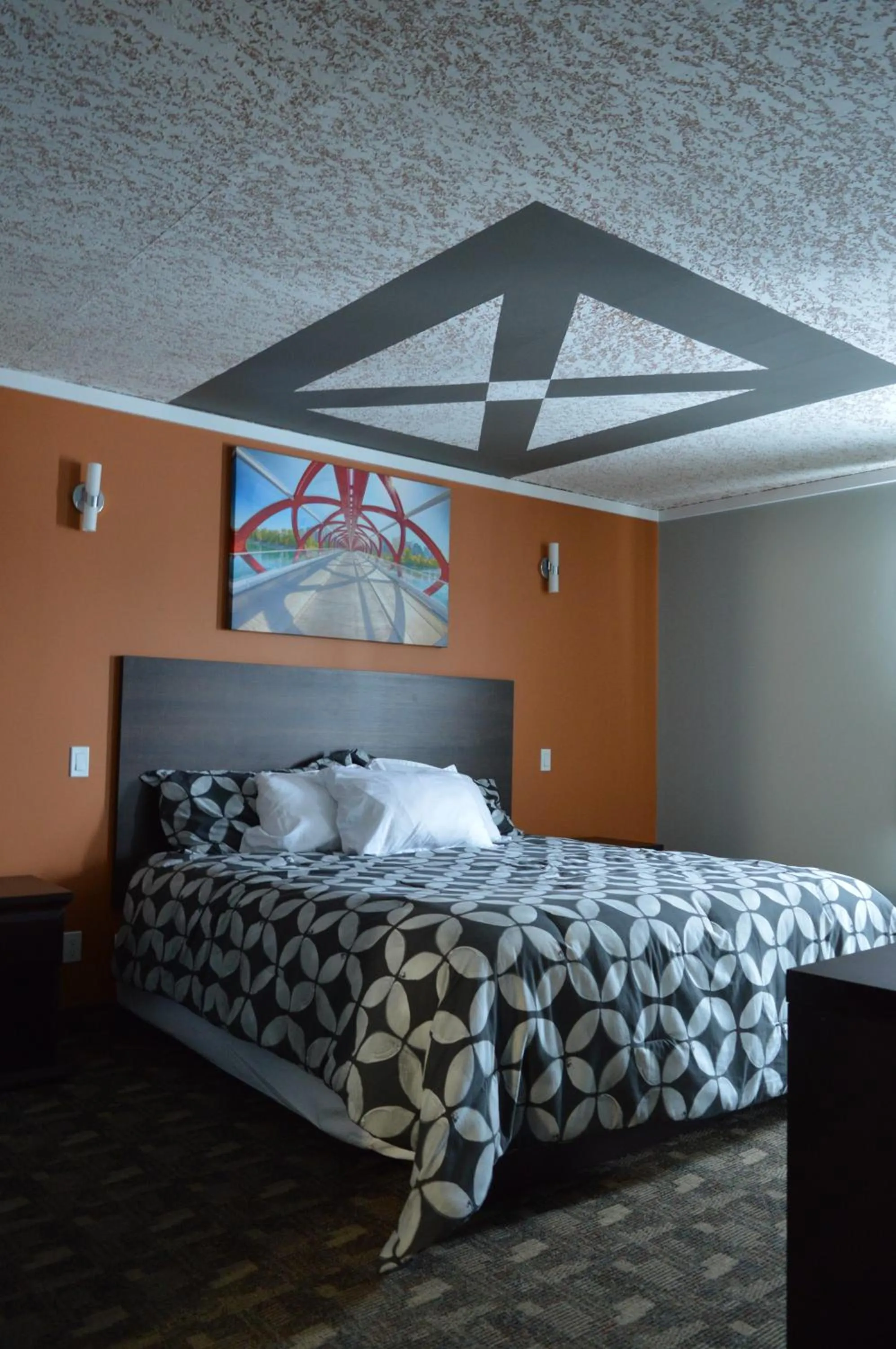 Bedroom, Bed in Airport Traveller's Inn