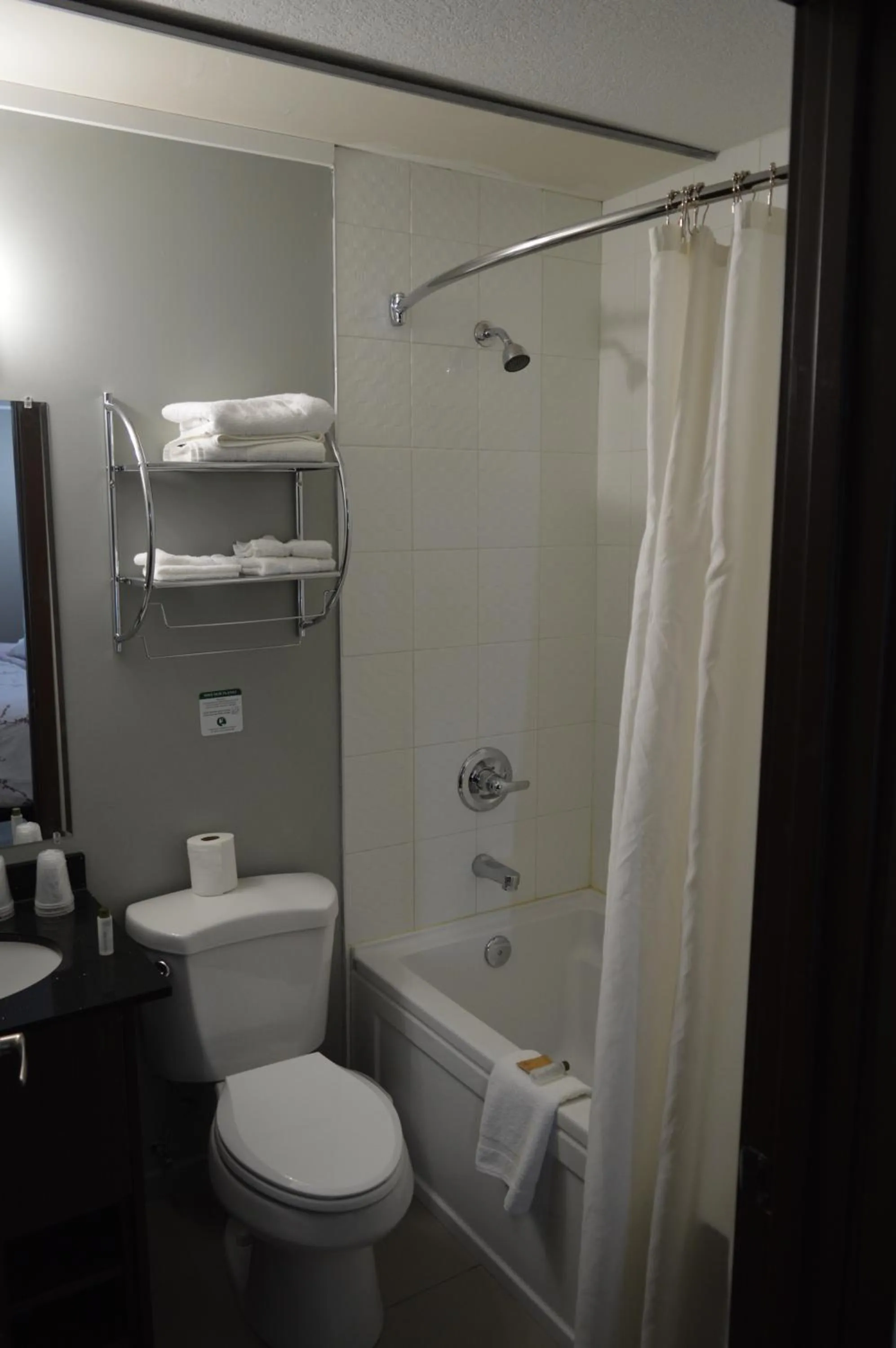 Bathroom in Airport Traveller's Inn