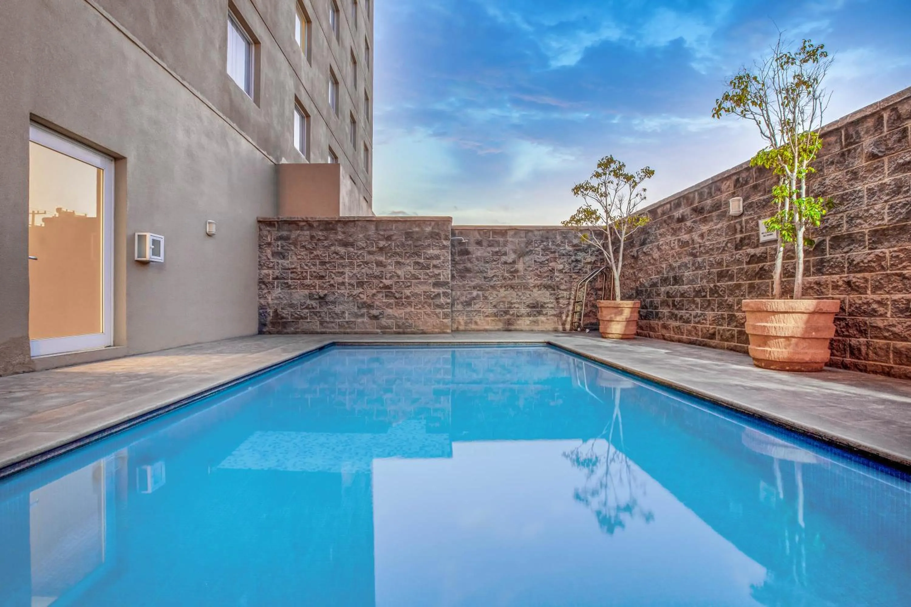 Swimming pool in La Quinta by Wyndham San Luis Potosi