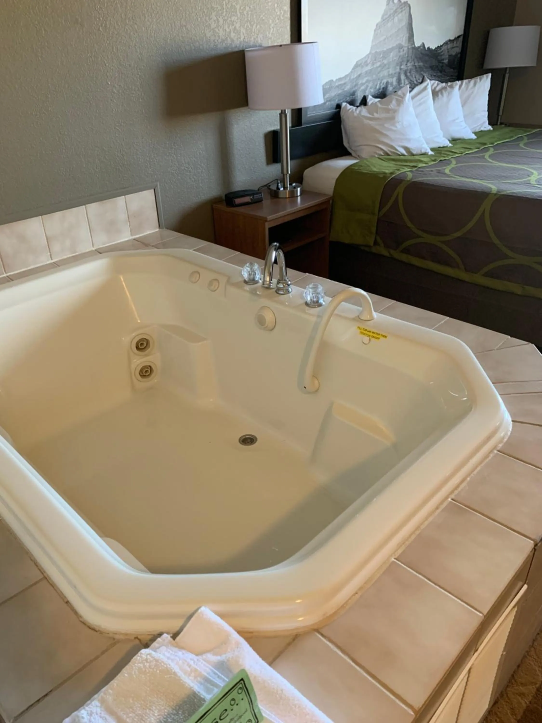 Hot Tub, Bed in Super 8 by Wyndham O Neill NE