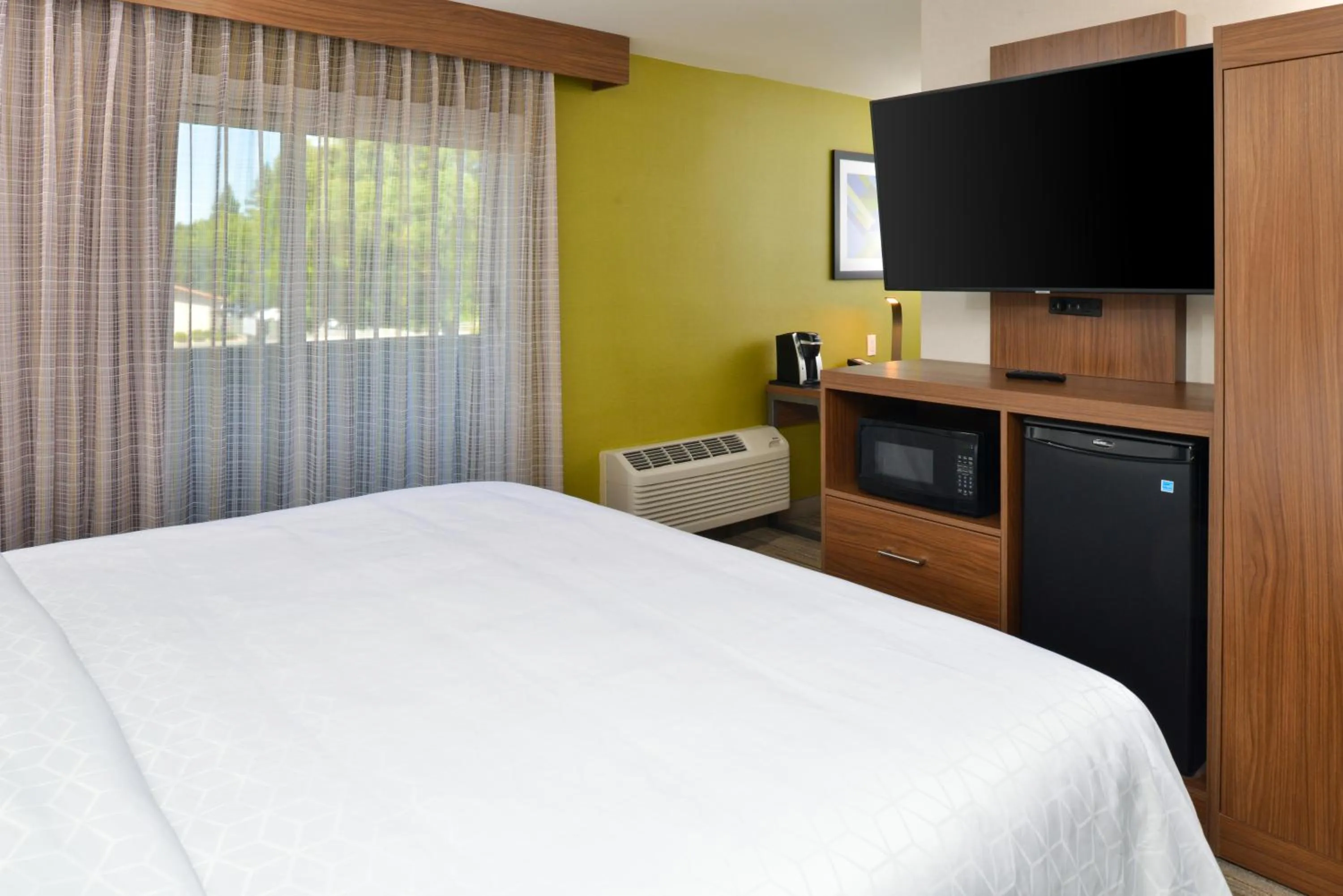 Guests, Bed in Holiday Inn Express - Santa Rosa North by IHG