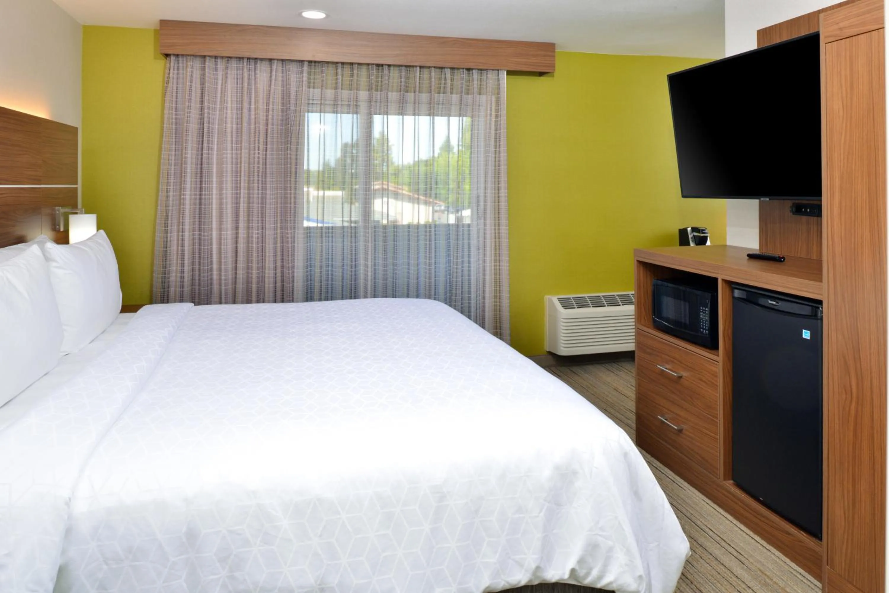 Balcony/Terrace, Bed in Holiday Inn Express - Santa Rosa North by IHG