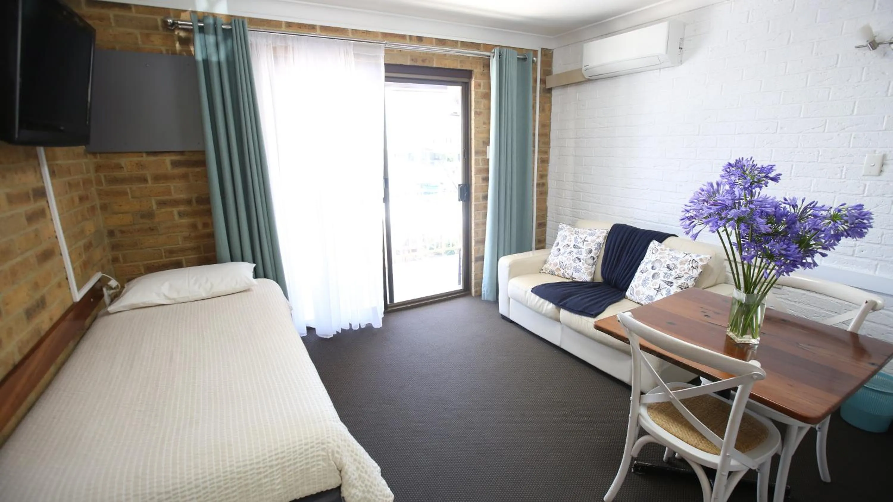 Bed in Hawks Nest Motel