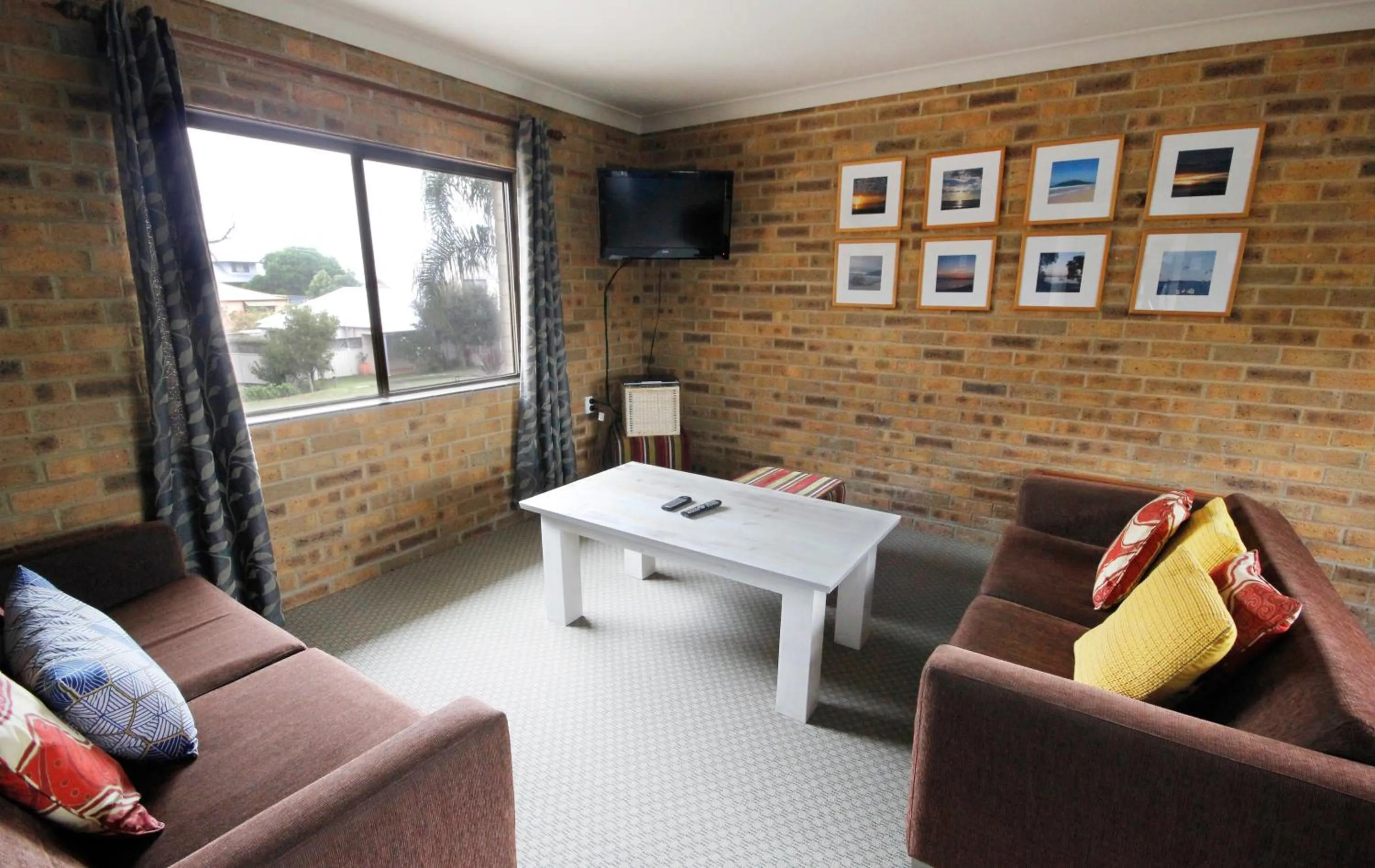 Living room in Hawks Nest Motel