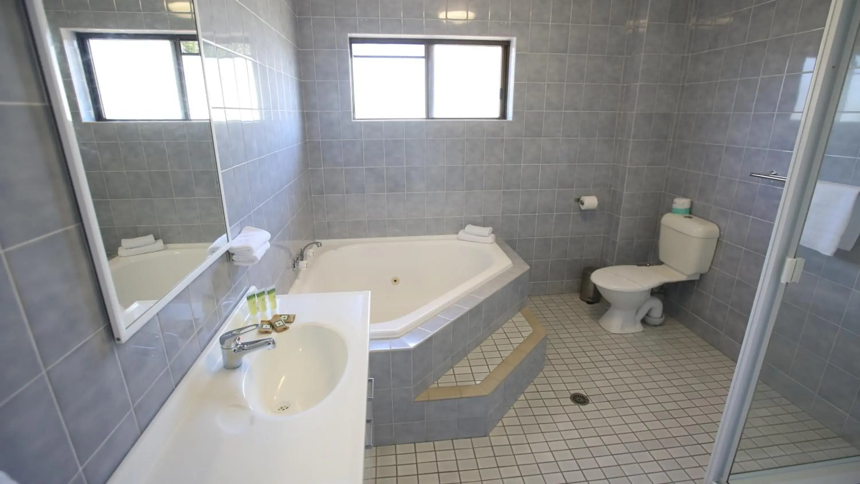 Deluxe Family Spa Studio in Hawks Nest Motel Deluxe Family Spa Studio in Hawks Nest Motel