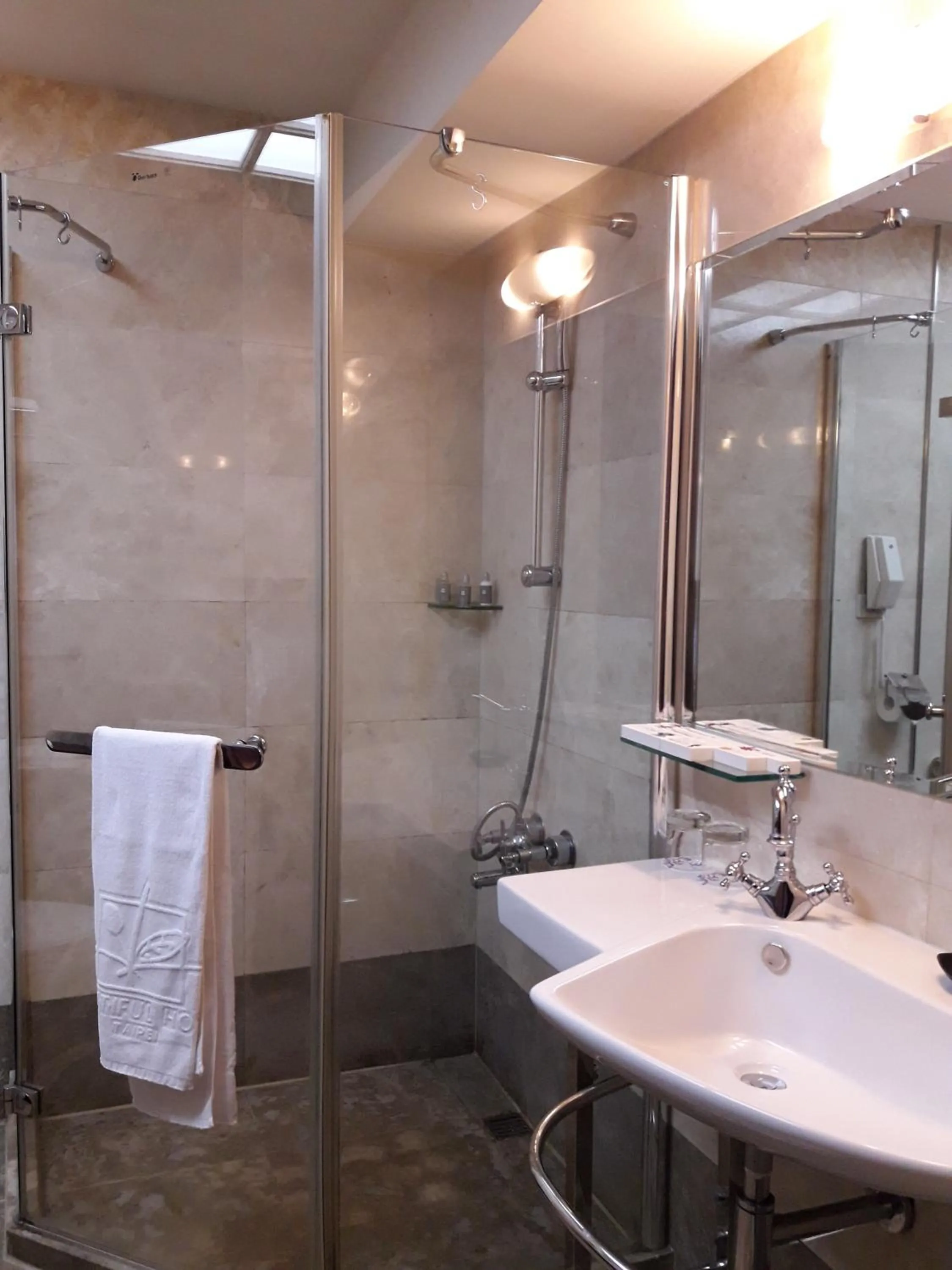 Shower in Beautiful Hotel Taipei
