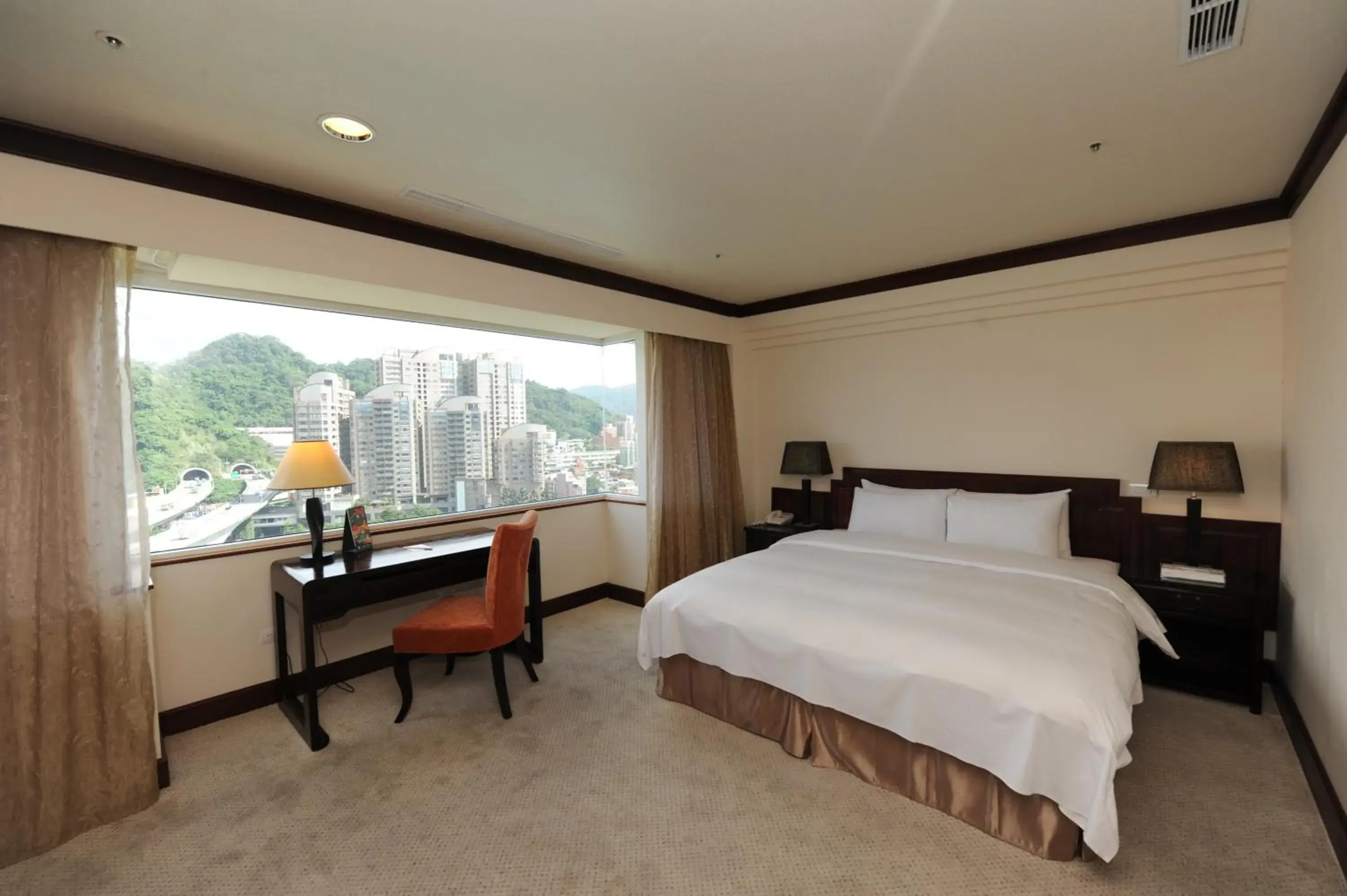 Quadruple Room with Lake View in Beautiful Hotel Taipei Quadruple Room with Lake View in Beautiful Hotel Taipei