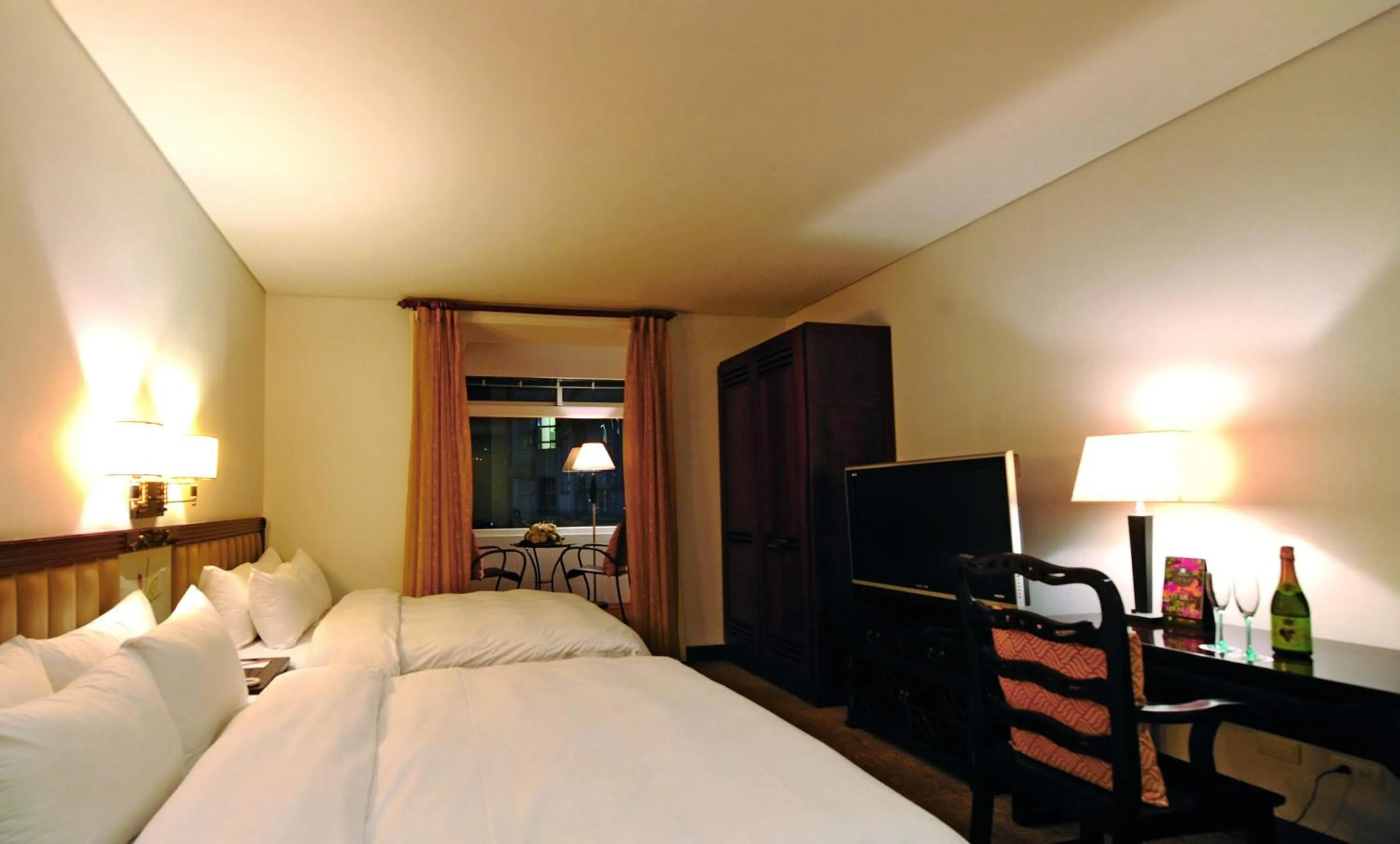 Photo of the whole room, Bed in Beautiful Hotel Taipei