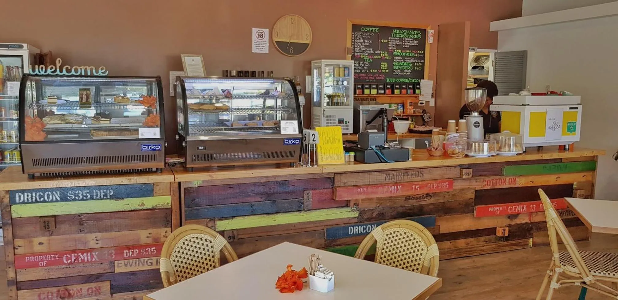 Restaurant/places to eat in Aloha Apartments