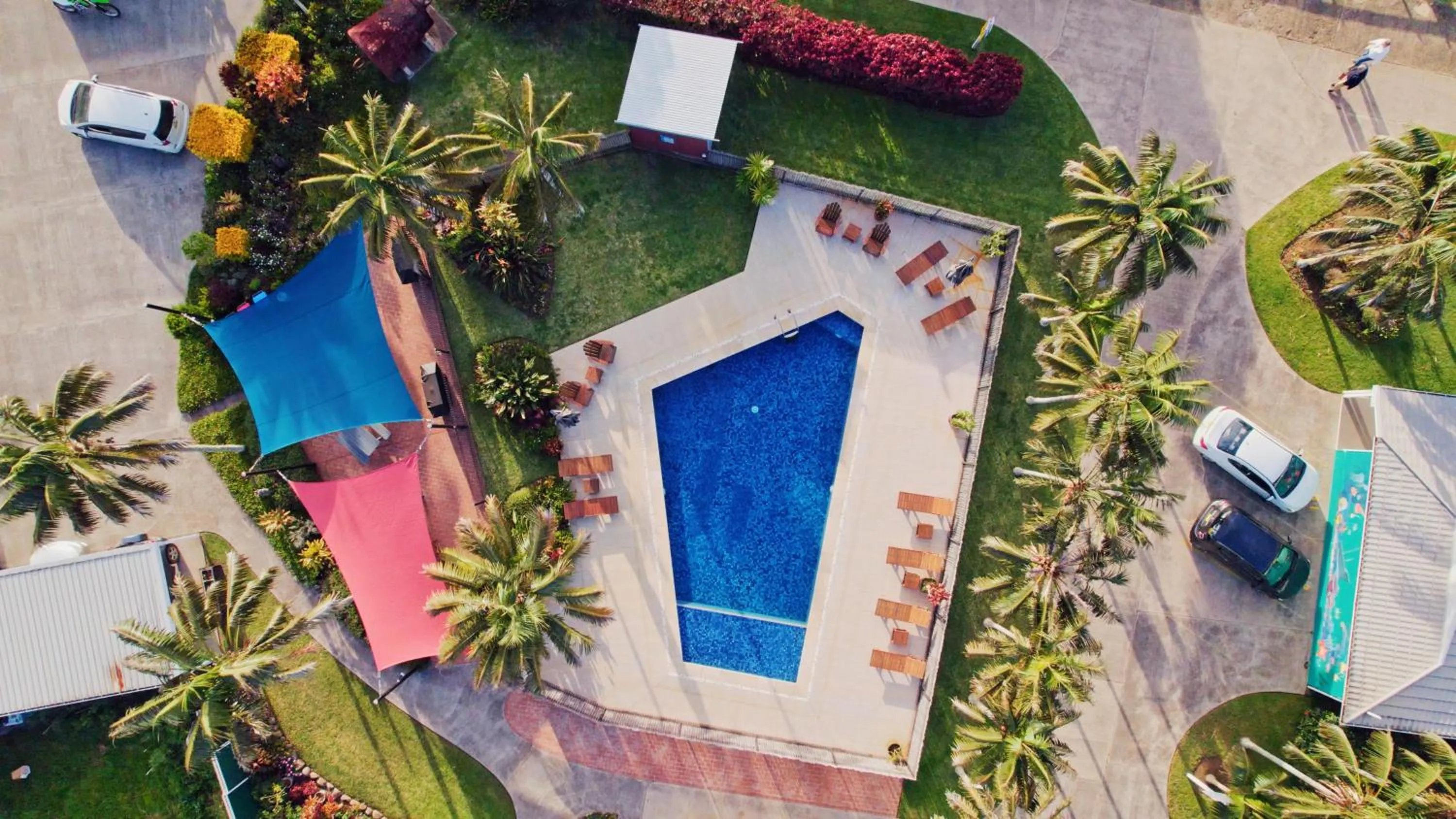 Swimming pool in Aloha Apartments