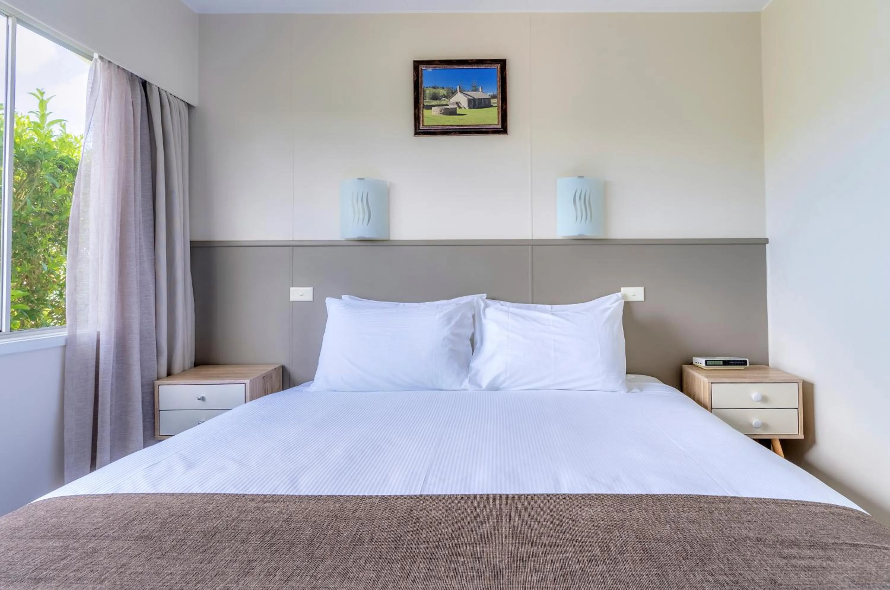 Bed in Aloha Apartments