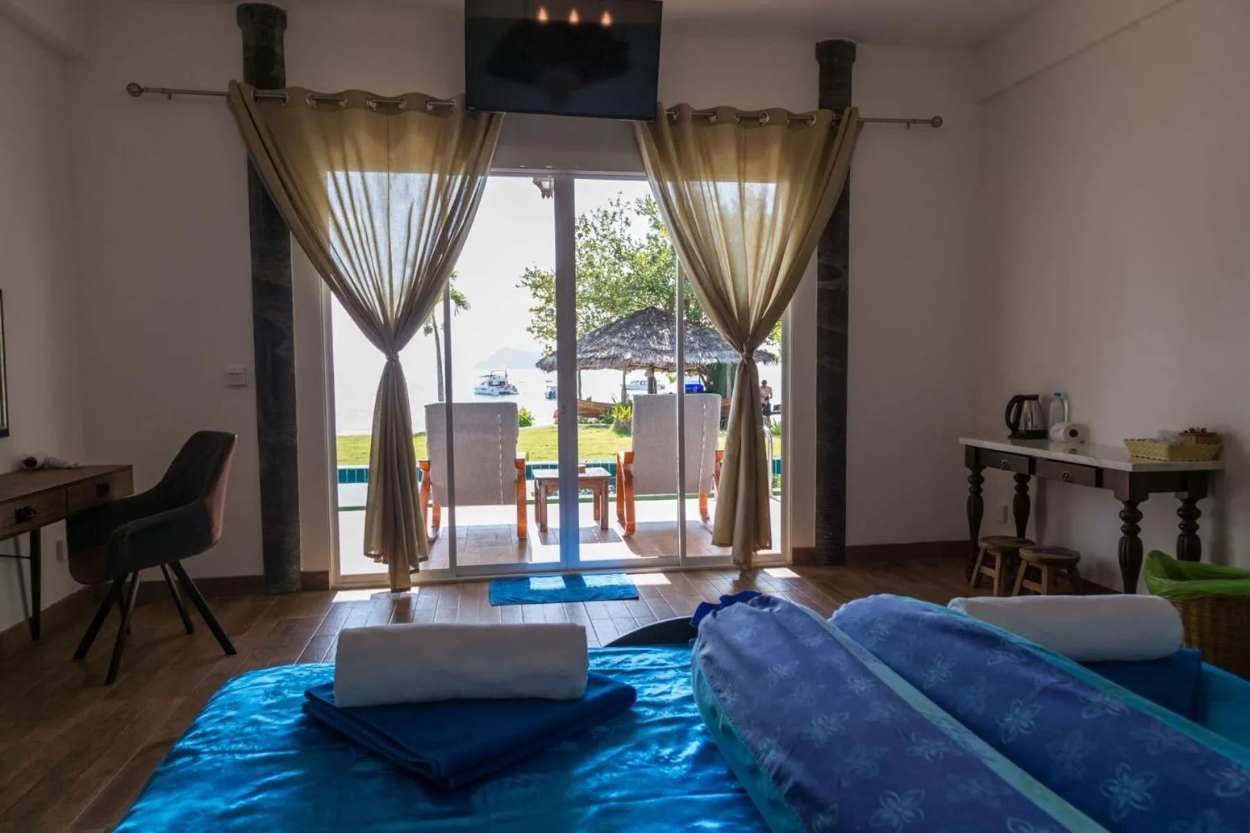 Bed in Yao Yai Beach Resort