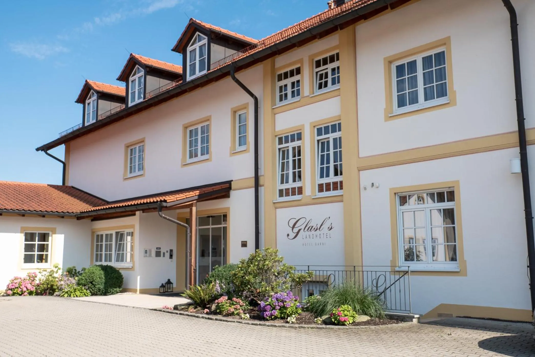 Facade/entrance in Glasl's Landhotel
