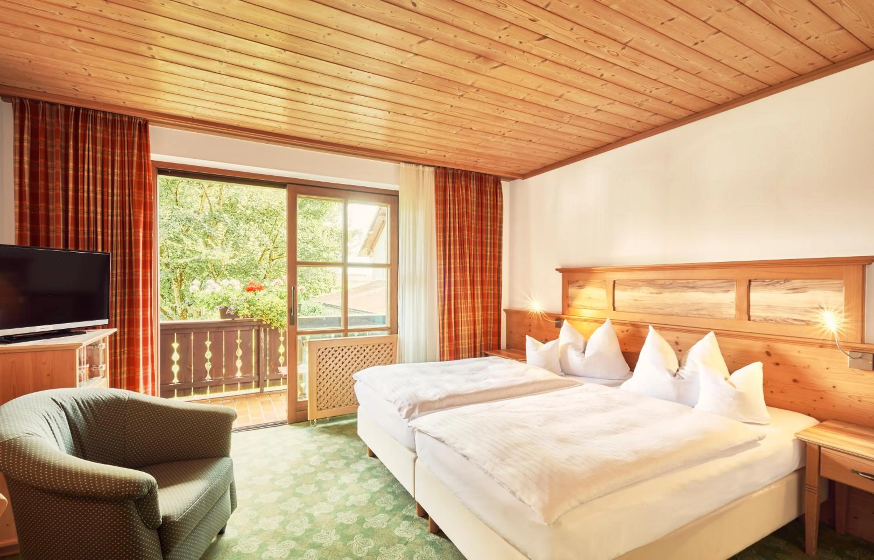 Photo of the whole room, Bed in Glasl's Landhotel