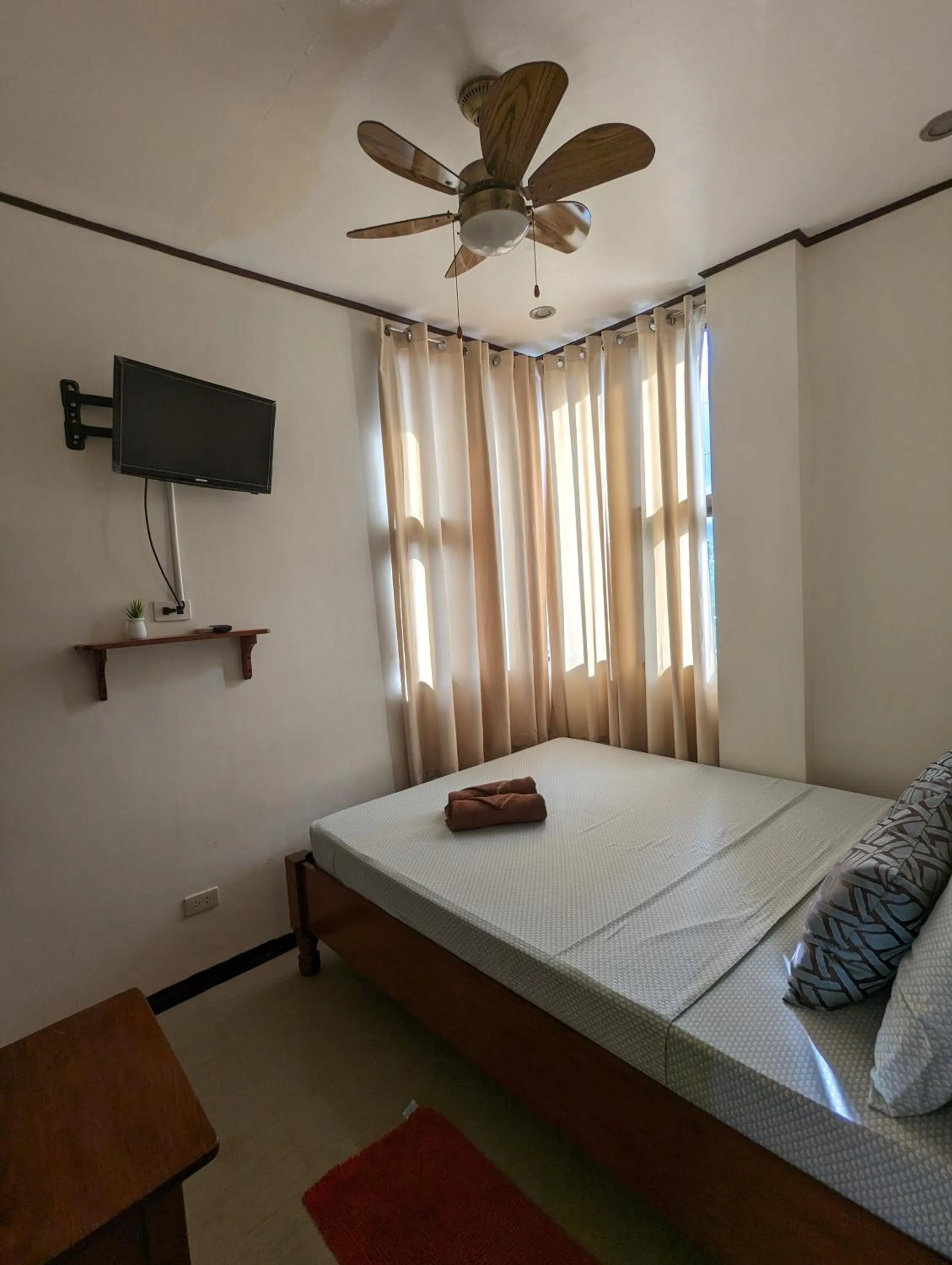 Bedroom, Bed in Devayn's Inn