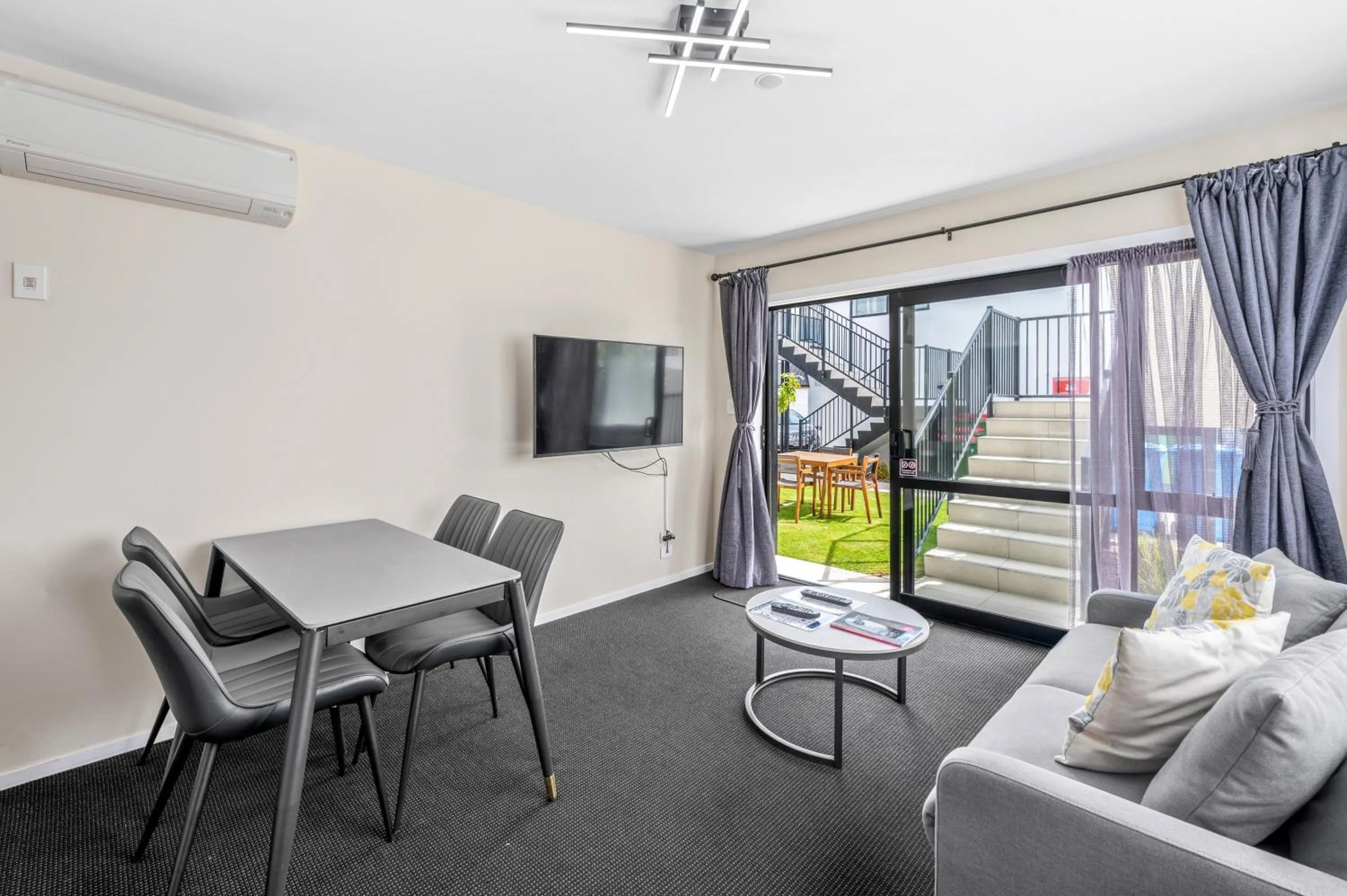 Living room, Bed in ASURE Rotorua International Motor Inn