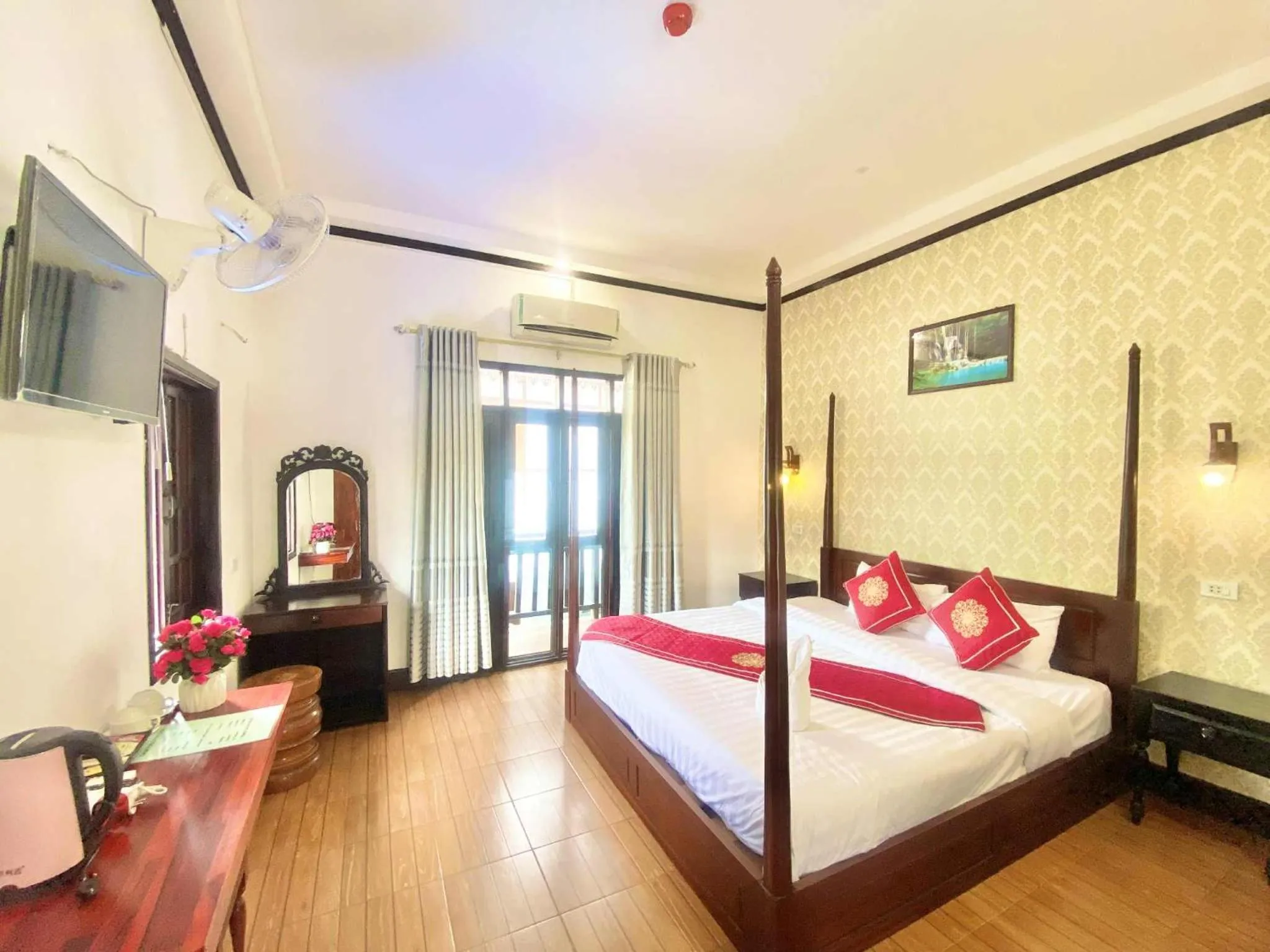 Bed in Luang Prabang Pavilion Hotel & Travel