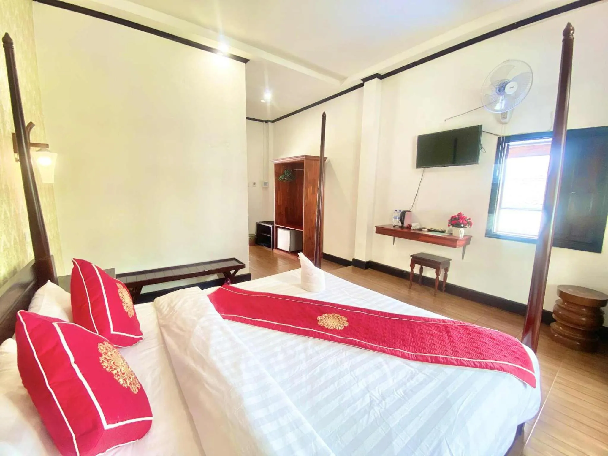Bed in Luang Prabang Pavilion Hotel & Travel