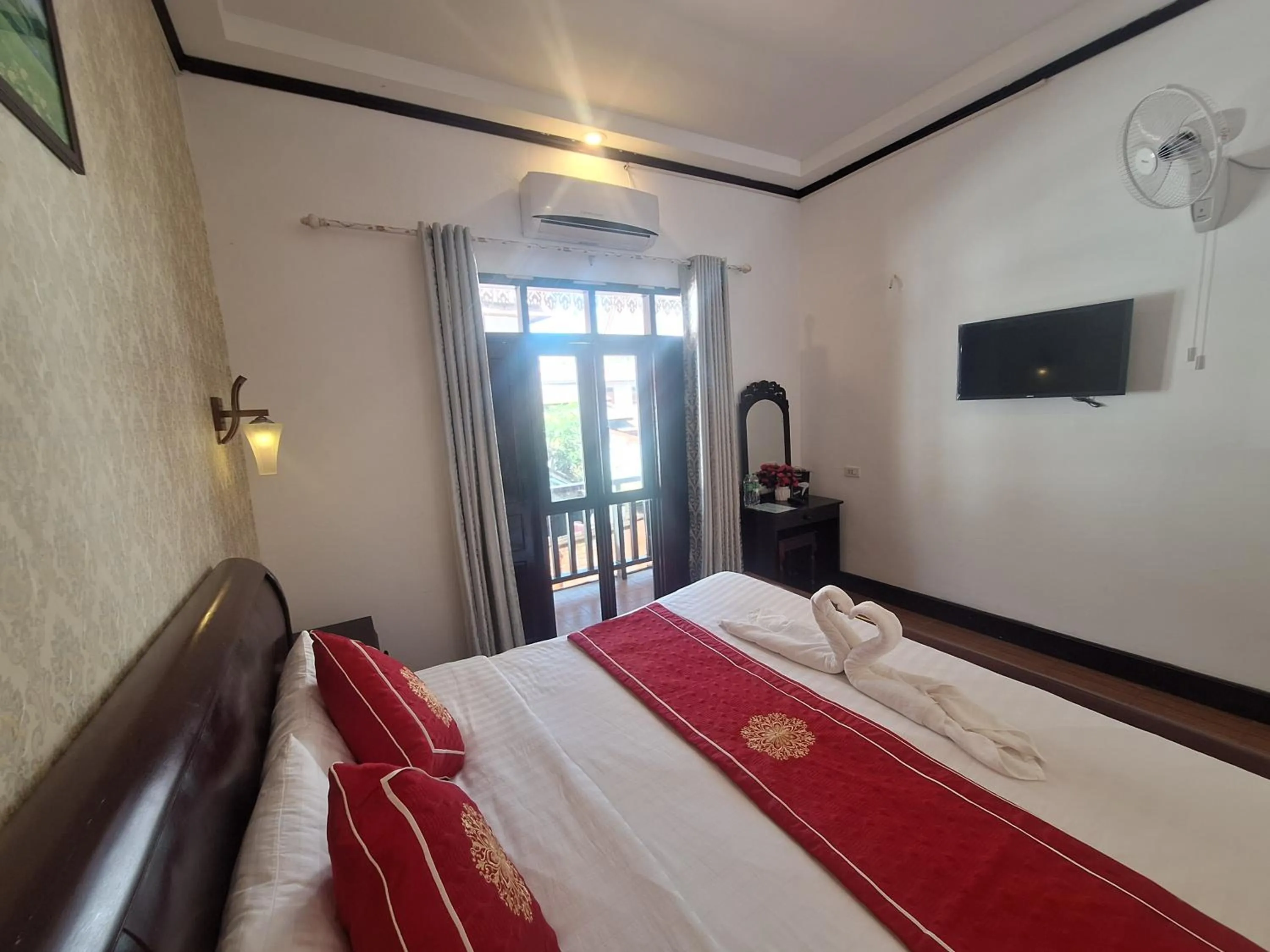 Bed in Luang Prabang Pavilion Hotel & Travel