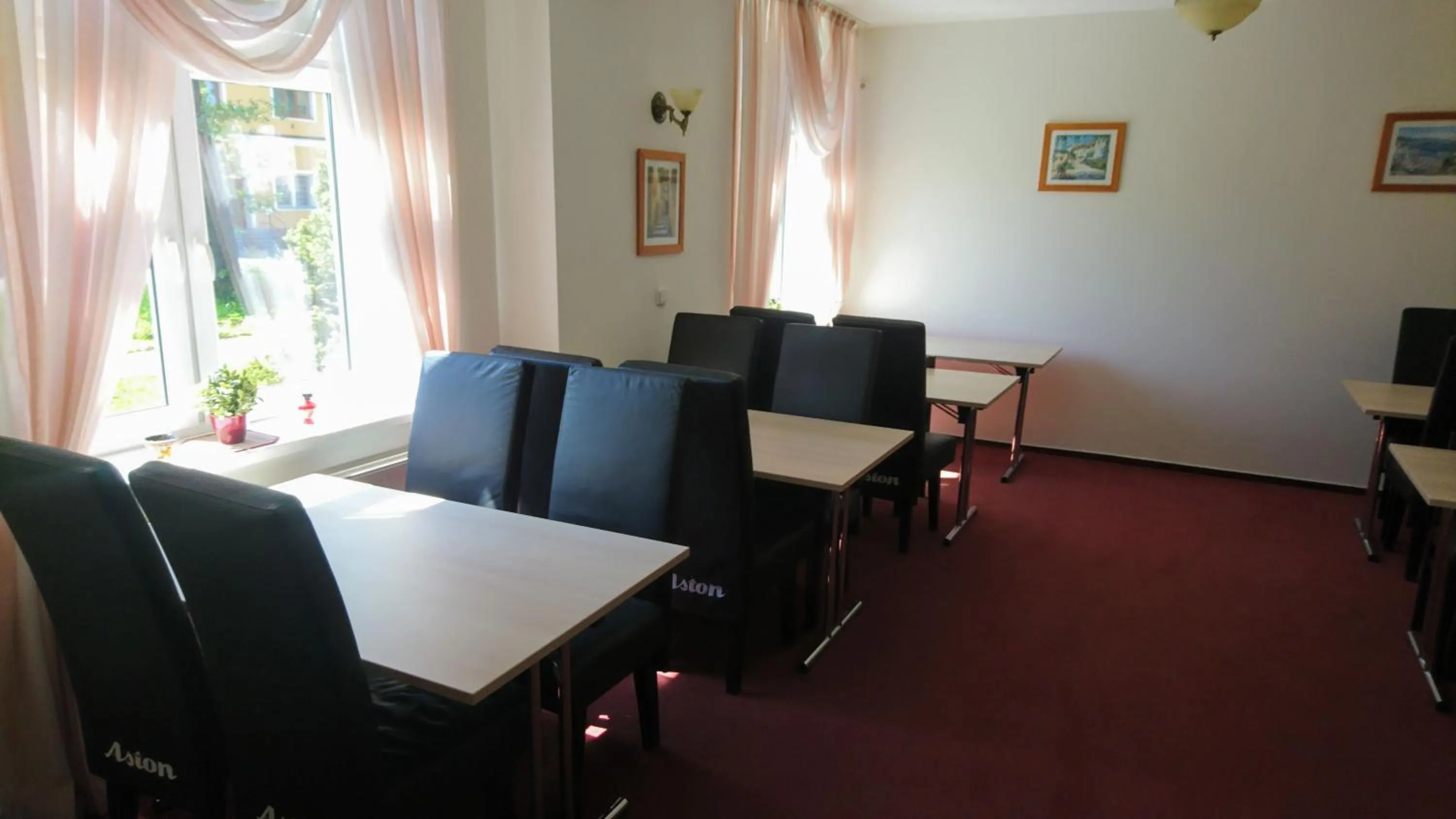 Restaurant/places to eat in Hotel Antler